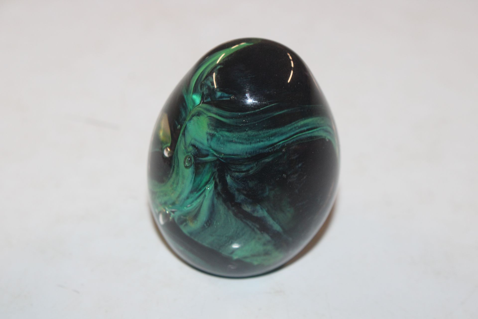 A Neo Art Glass paperweight in the form of a bird - Image 11 of 22