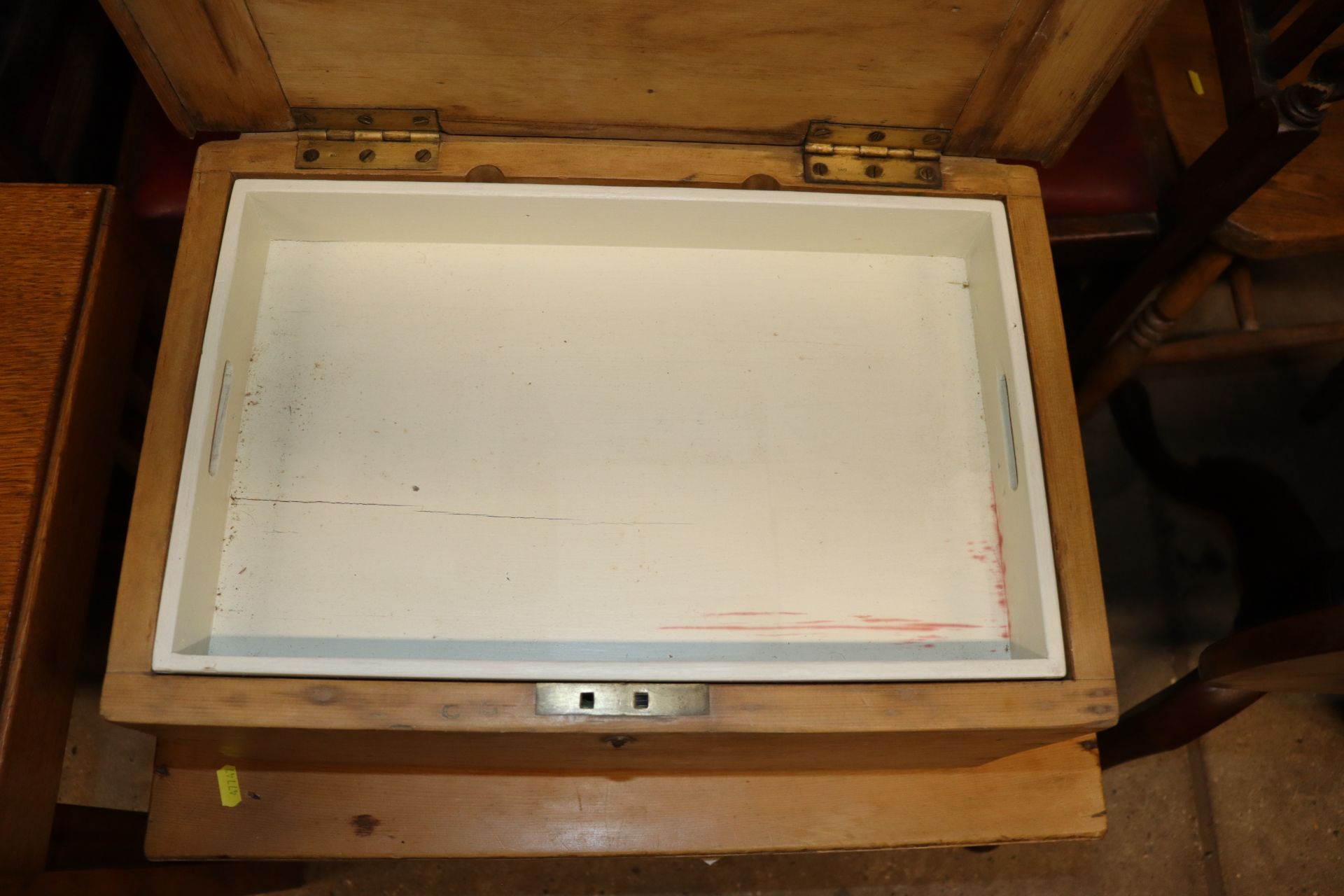 An antique stripped pine baby bath; and a pine box - Image 3 of 3