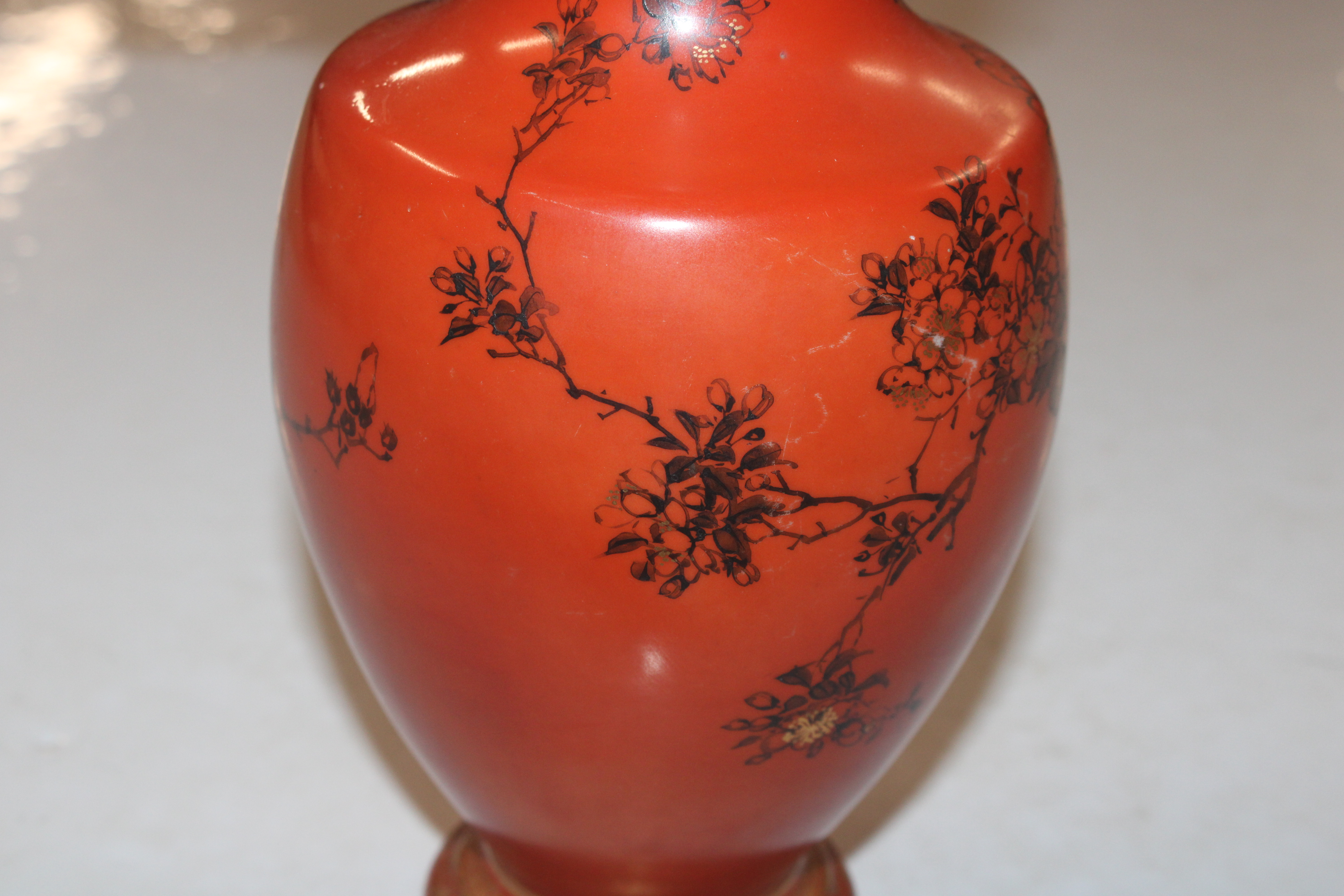 A Chinese vase having black and gilt decoration on - Bild 5 aus 11