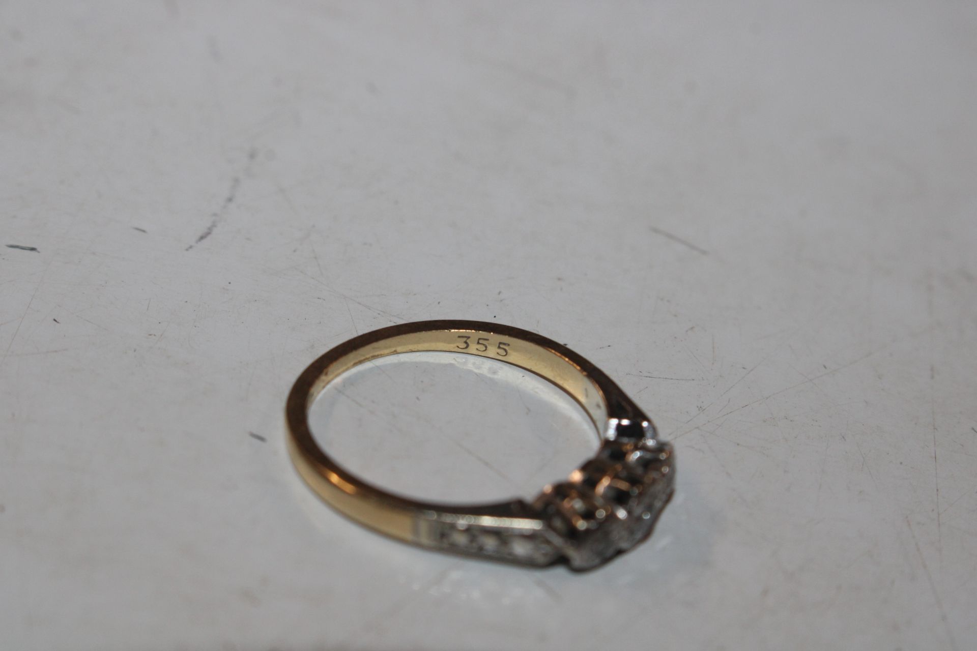 An 18ct gold and platinum three stone diamond ring - Image 5 of 5