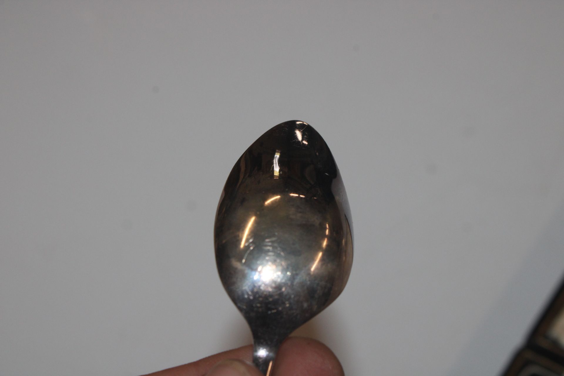 A cased set of six silver grapefruit spoons; and a - Image 5 of 6