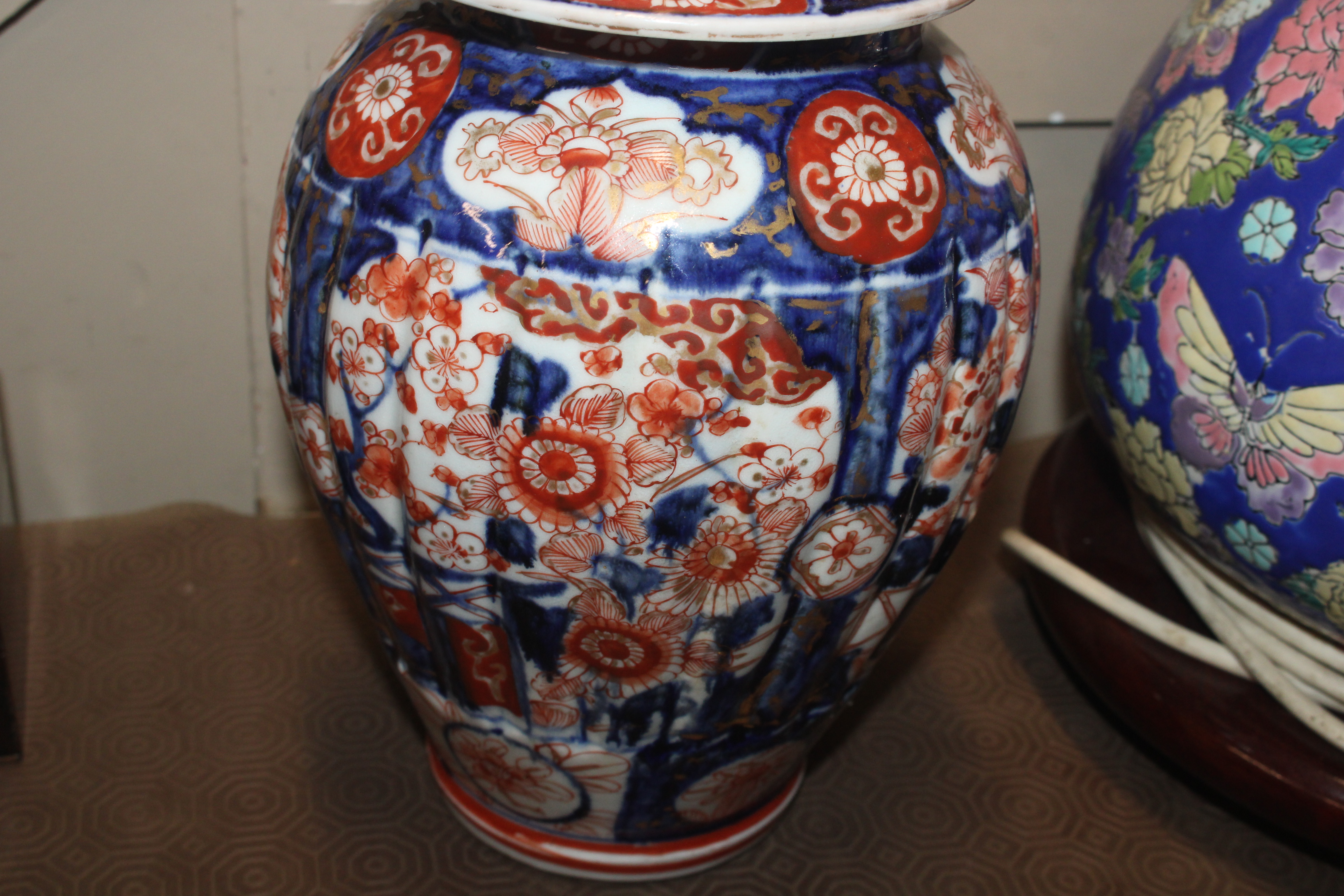 Am Imari baluster vase and cover - Image 4 of 12