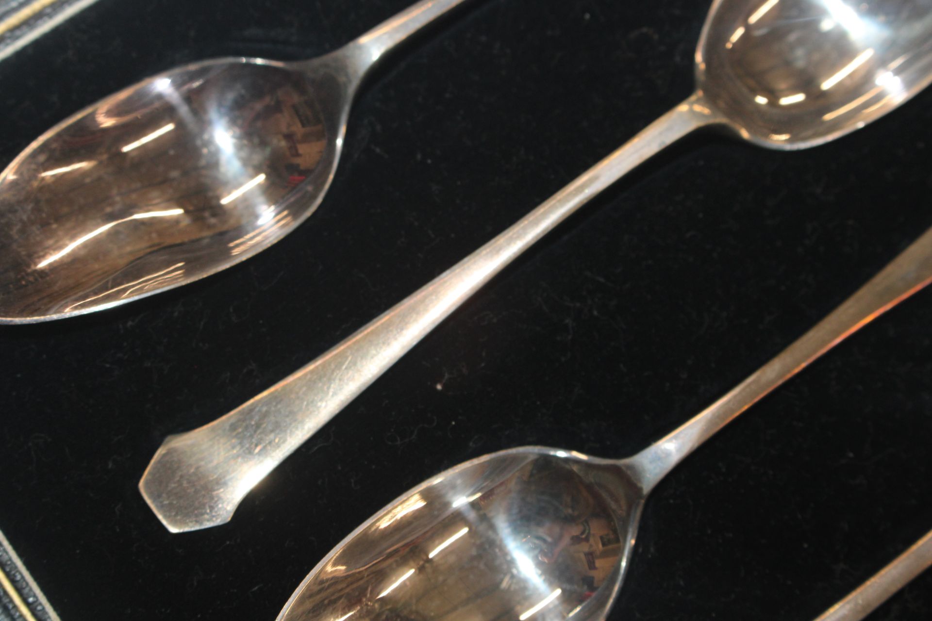 A cased set of six silver grapefruit spoons; and a - Image 2 of 6
