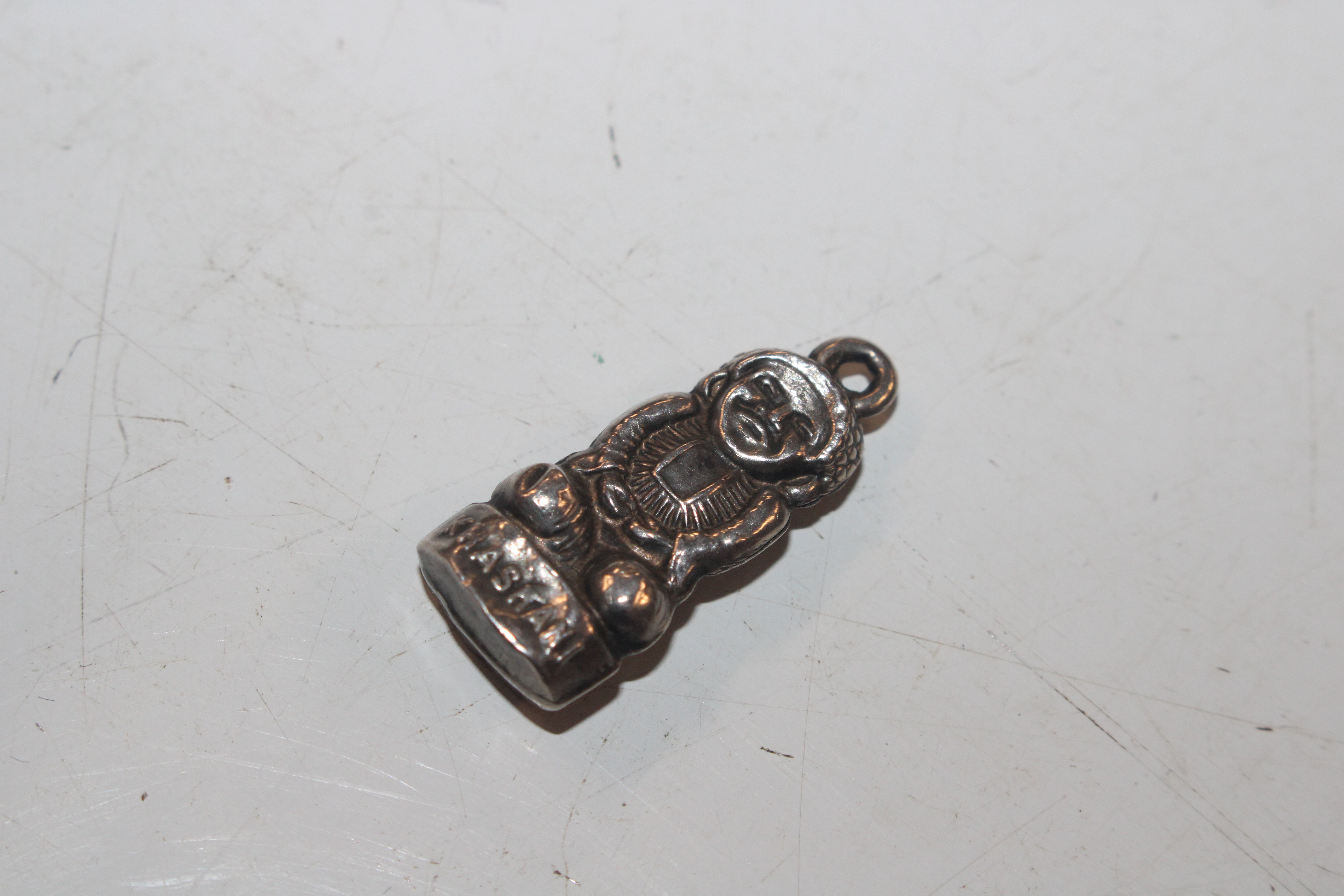 A box of silver and white metal jewellery to include pendants and earrings - Image 8 of 16