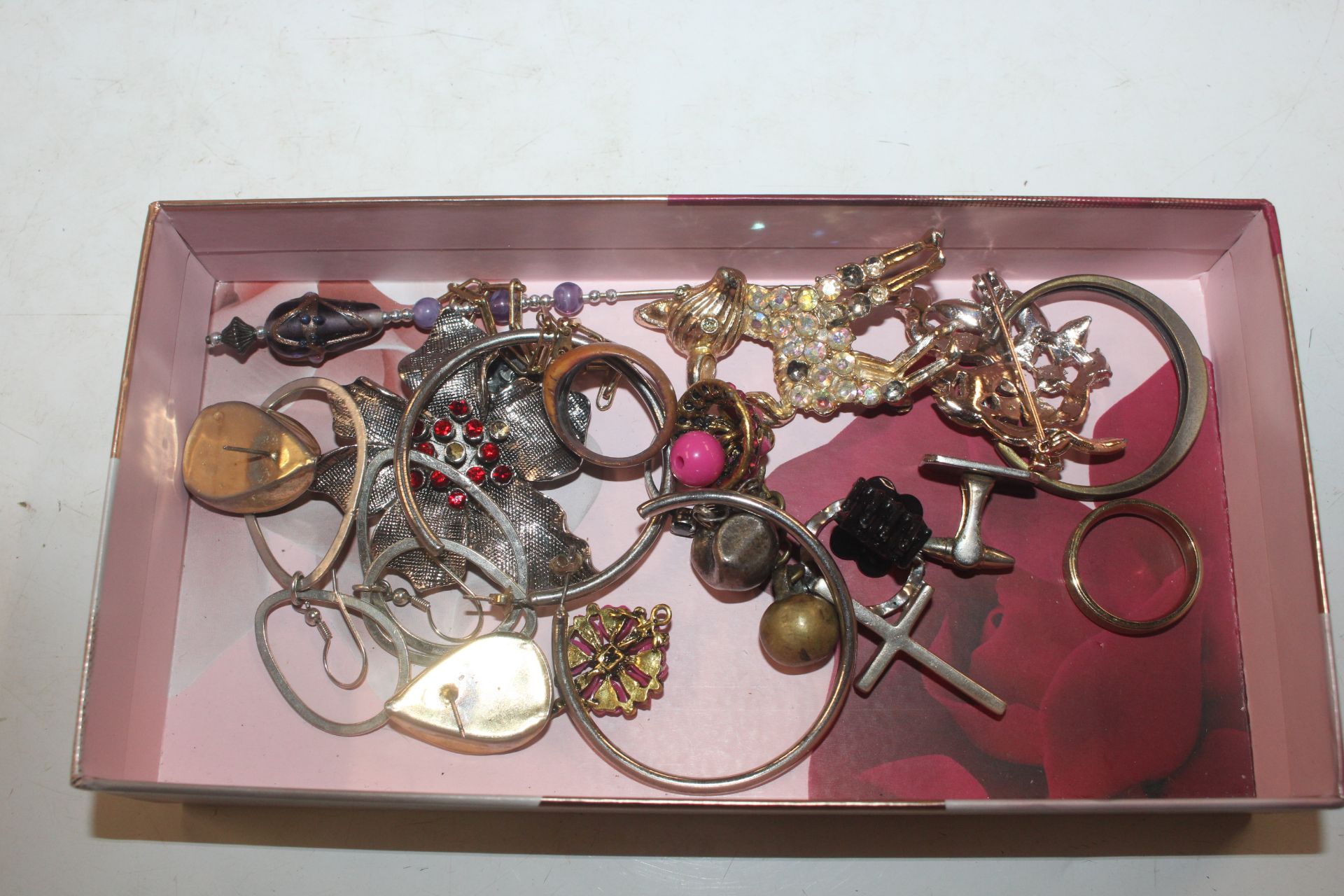 A box containing various costume jewellery, bangle - Image 14 of 15