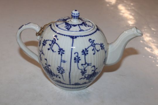 A Meissen blue and white teapot - Image 4 of 8