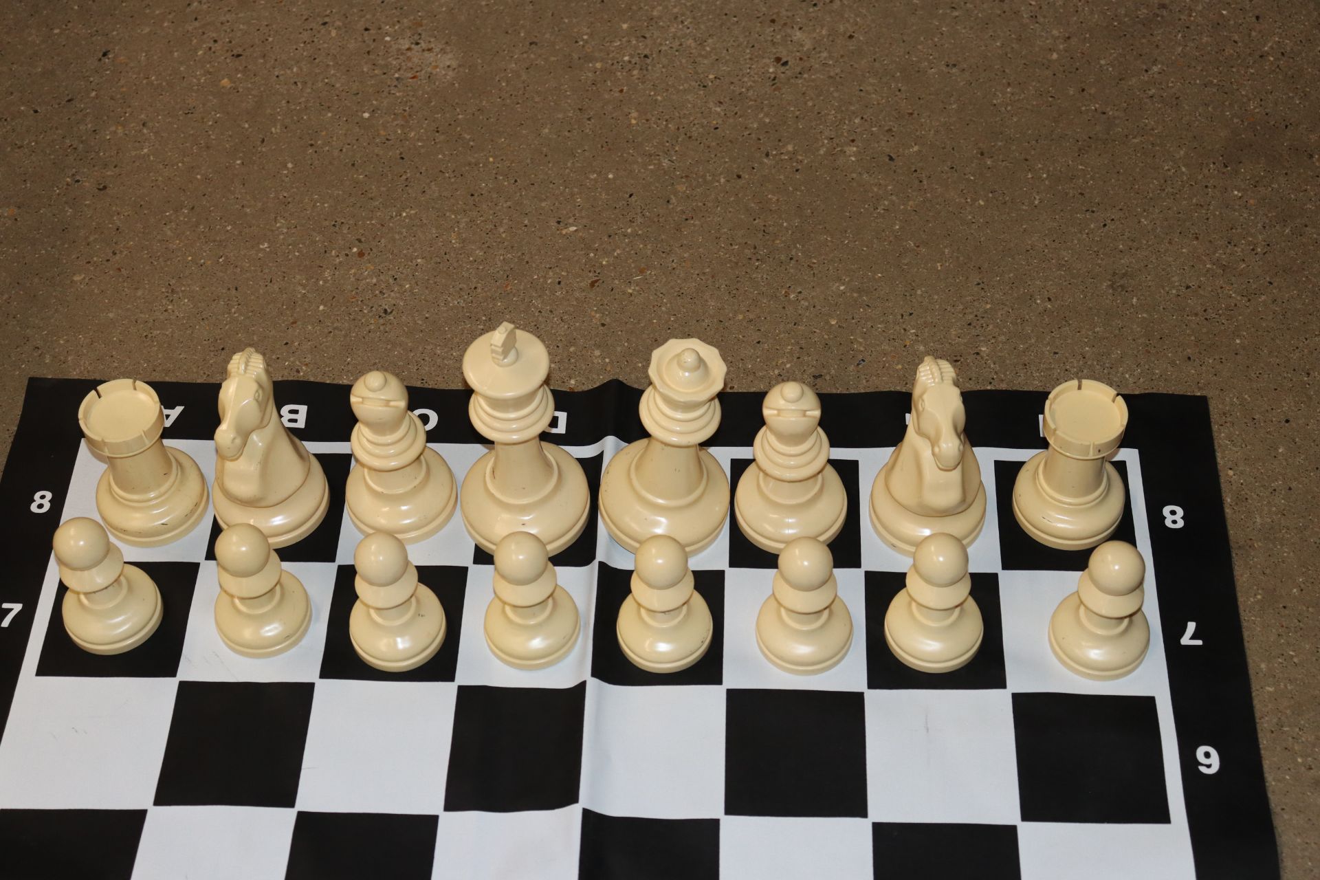 A large plastic chess set (missing one pawn) - Image 3 of 3