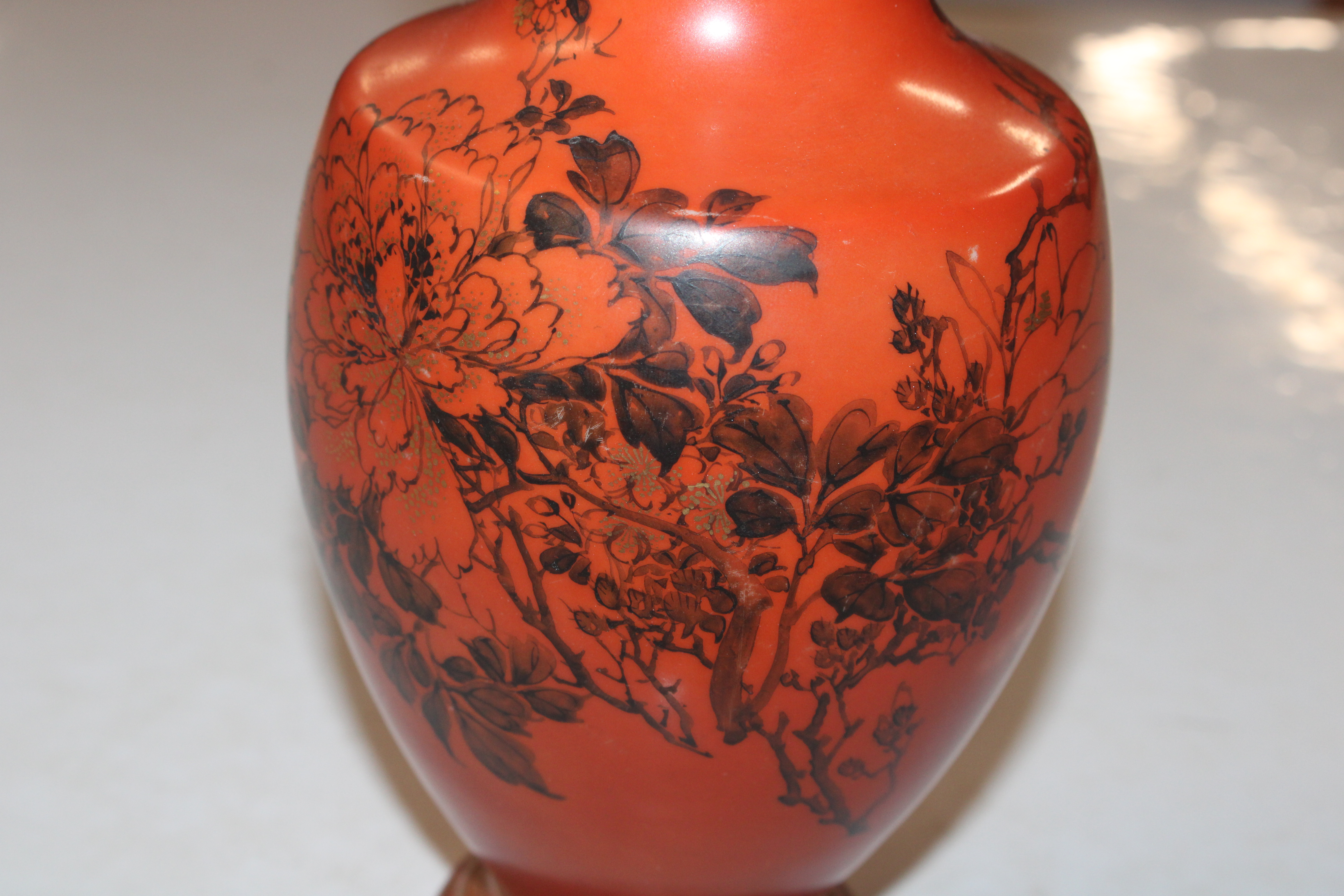 A Chinese vase having black and gilt decoration on - Bild 2 aus 11