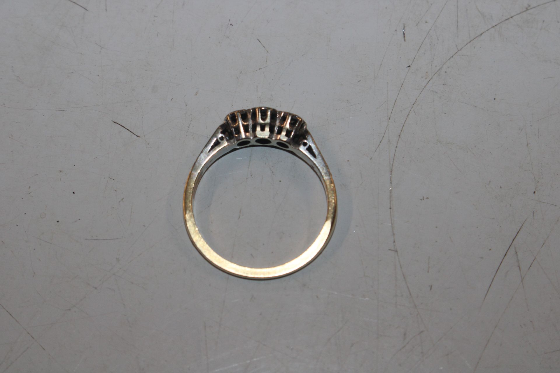 An 18ct gold and platinum three stone diamond ring - Image 3 of 5