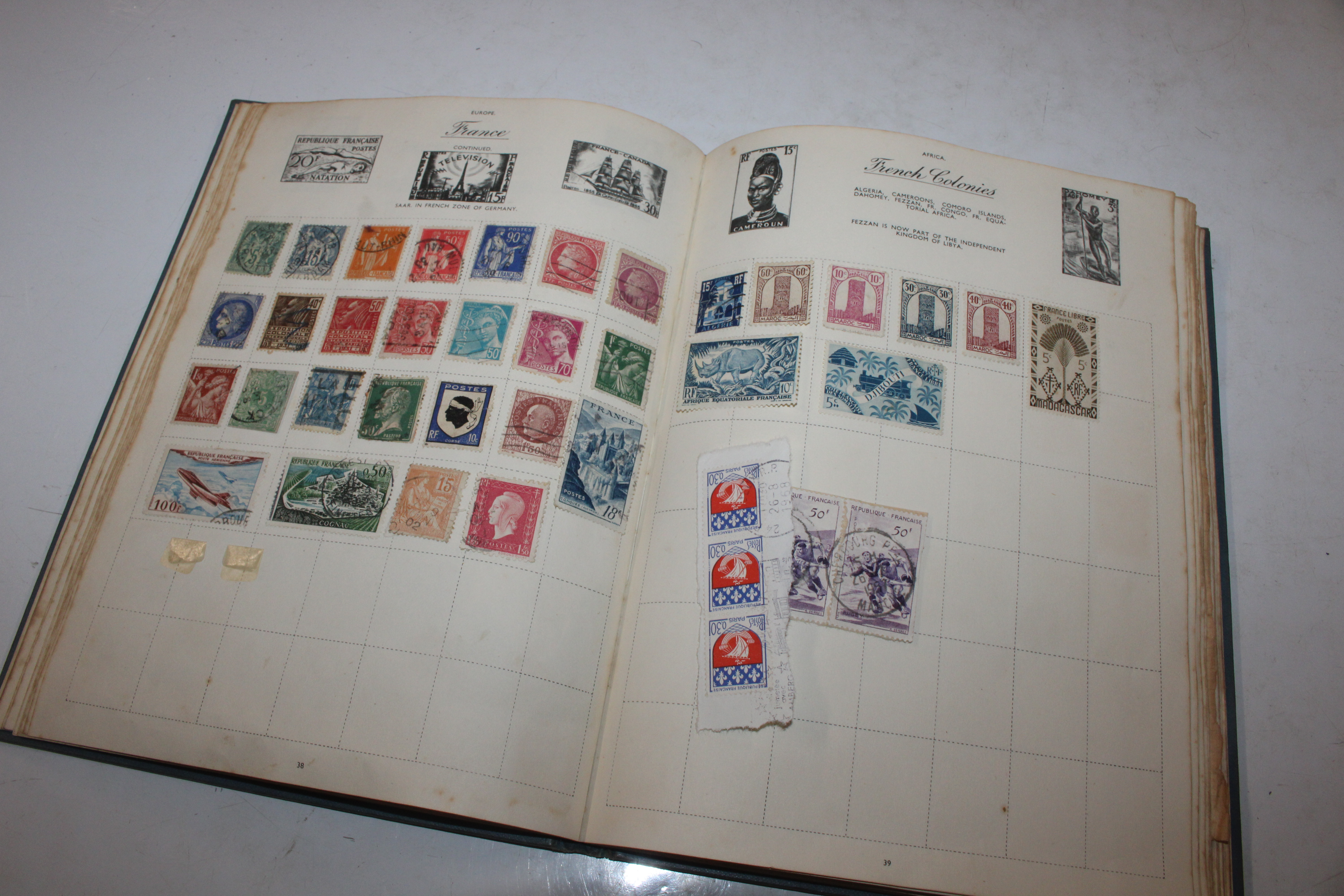 A box containing an album of stamps, various loose - Bild 11 aus 27