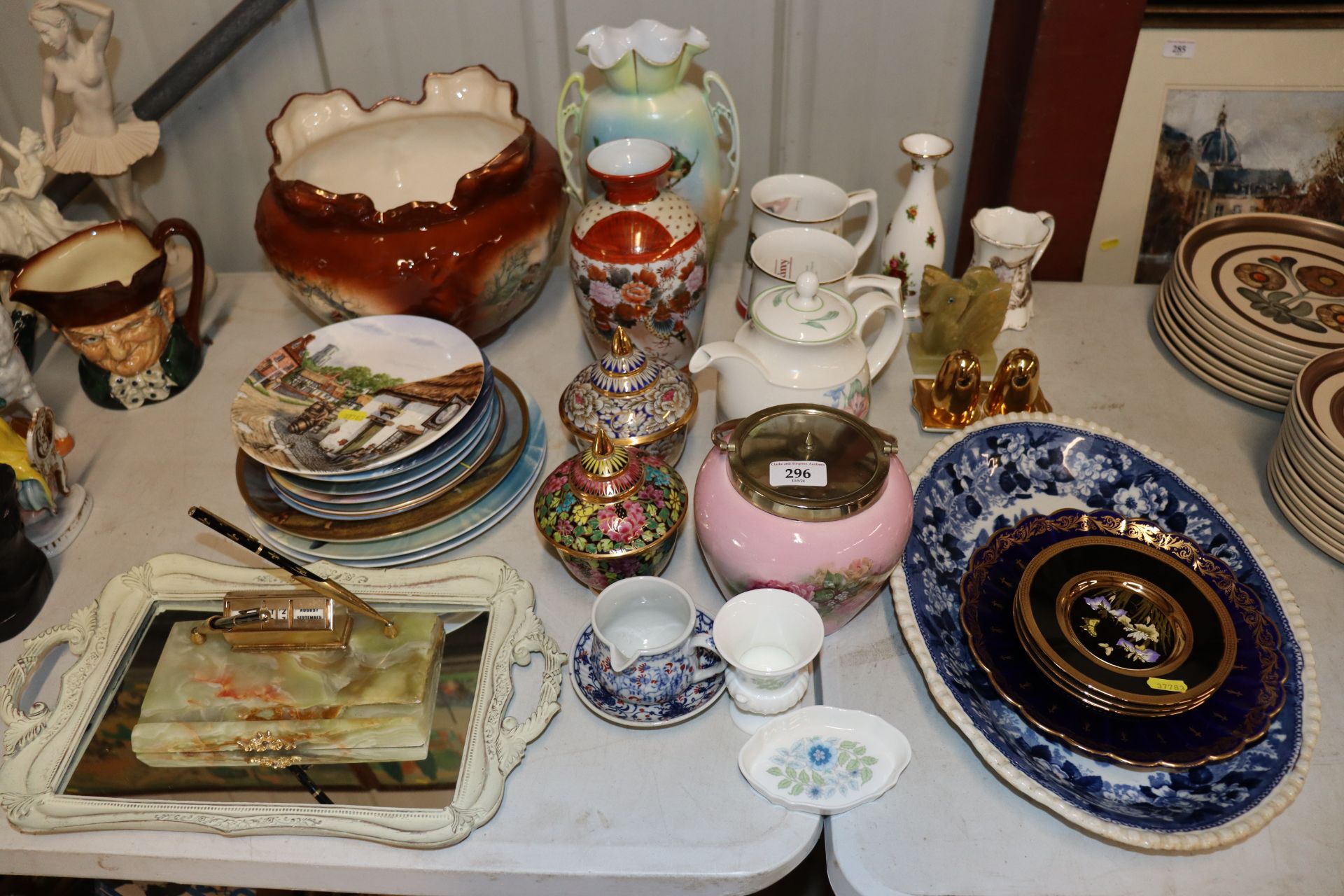 A quantity of various decorative china to include