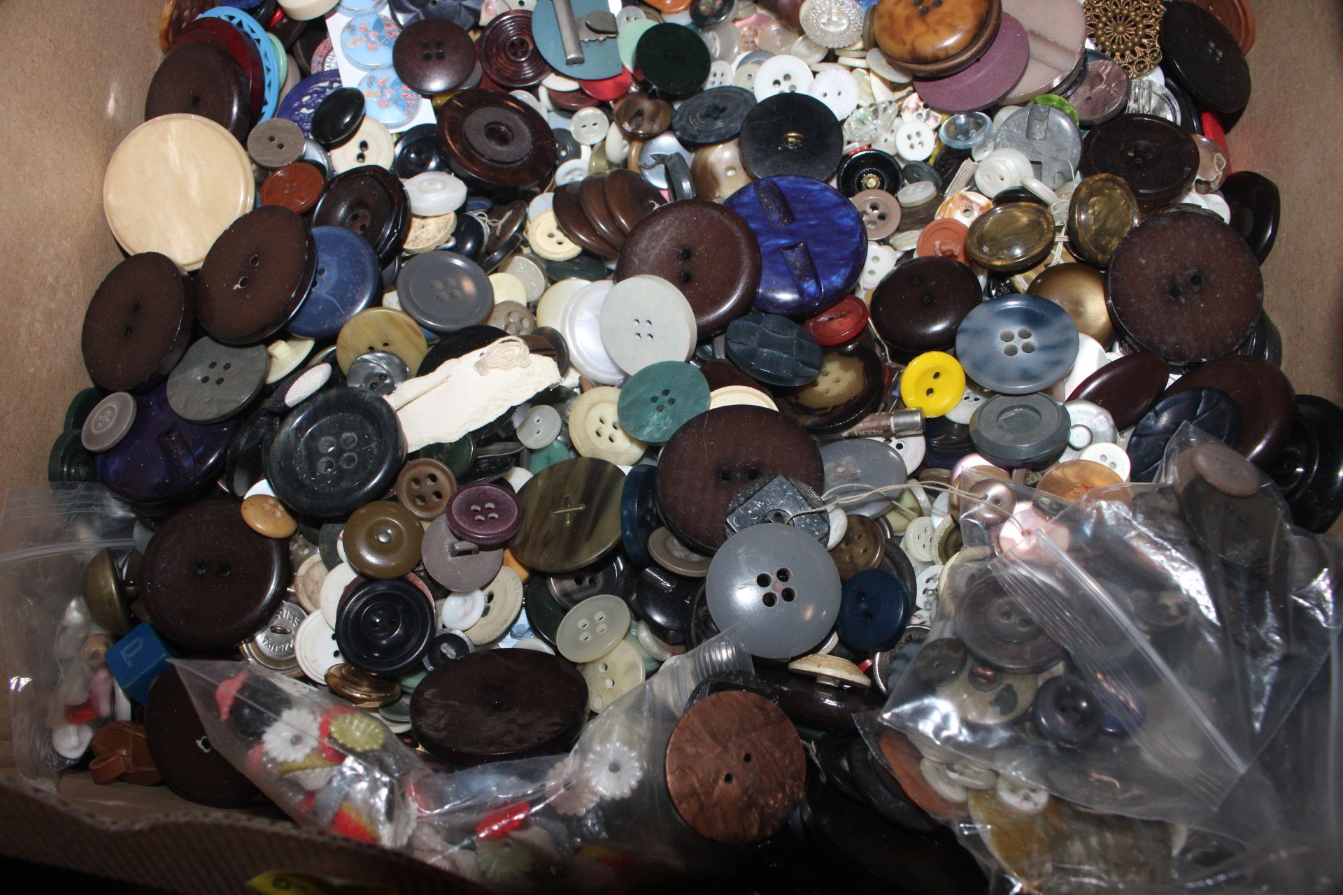 A large box of buttons - Image 3 of 3