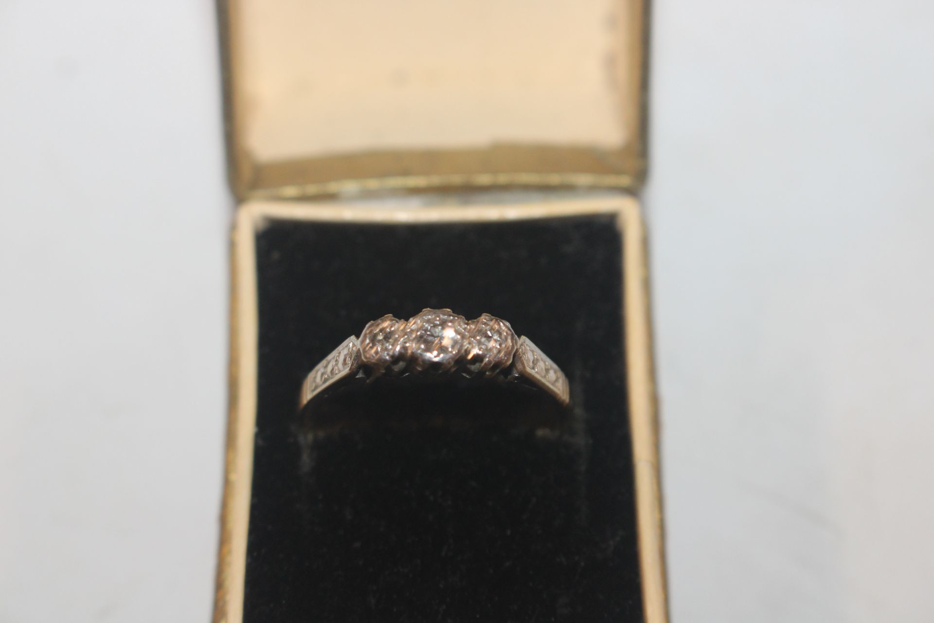 An 18ct gold and platinum three stone diamond ring - Image 2 of 5