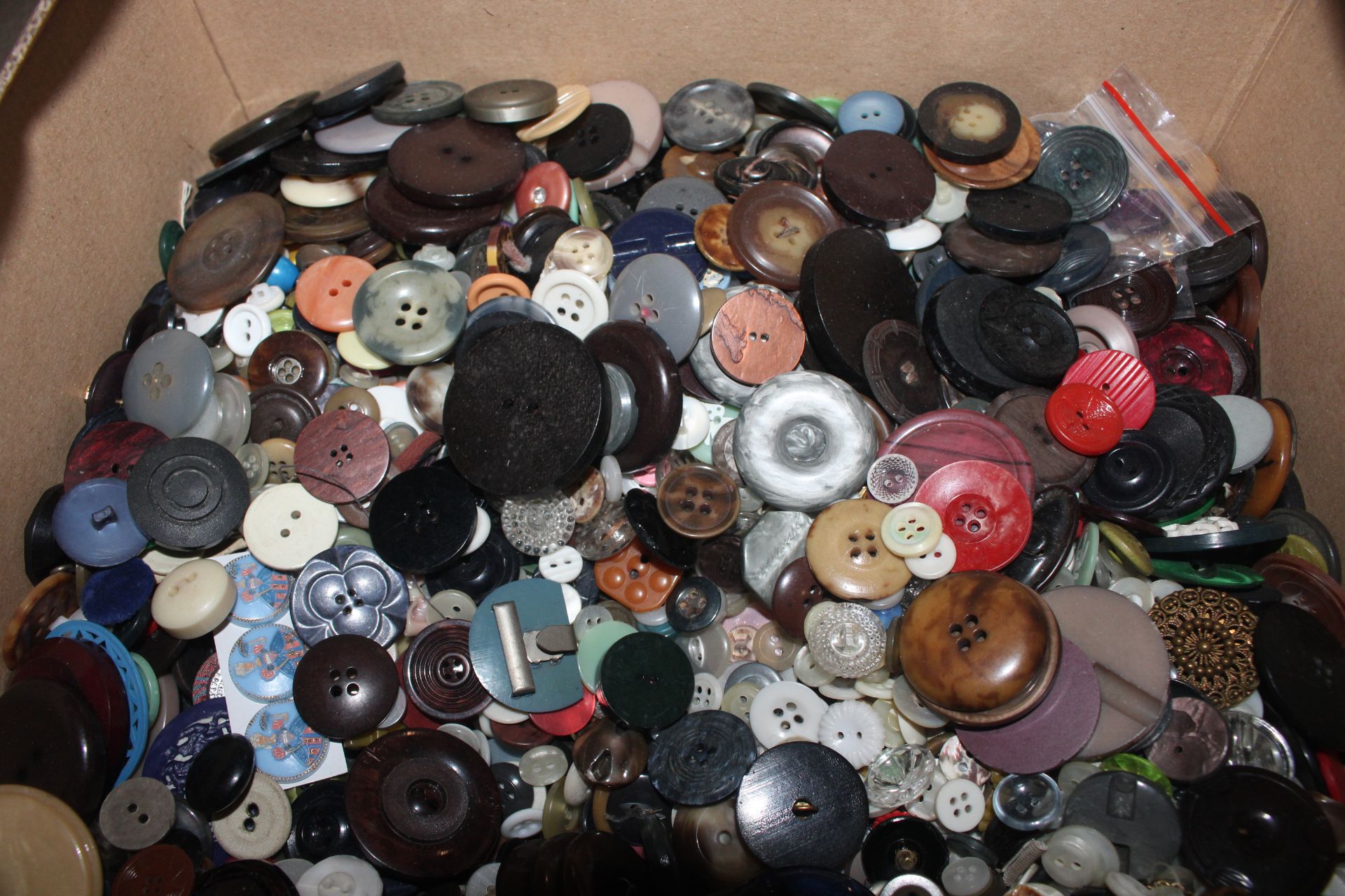 A large box of buttons - Image 2 of 3