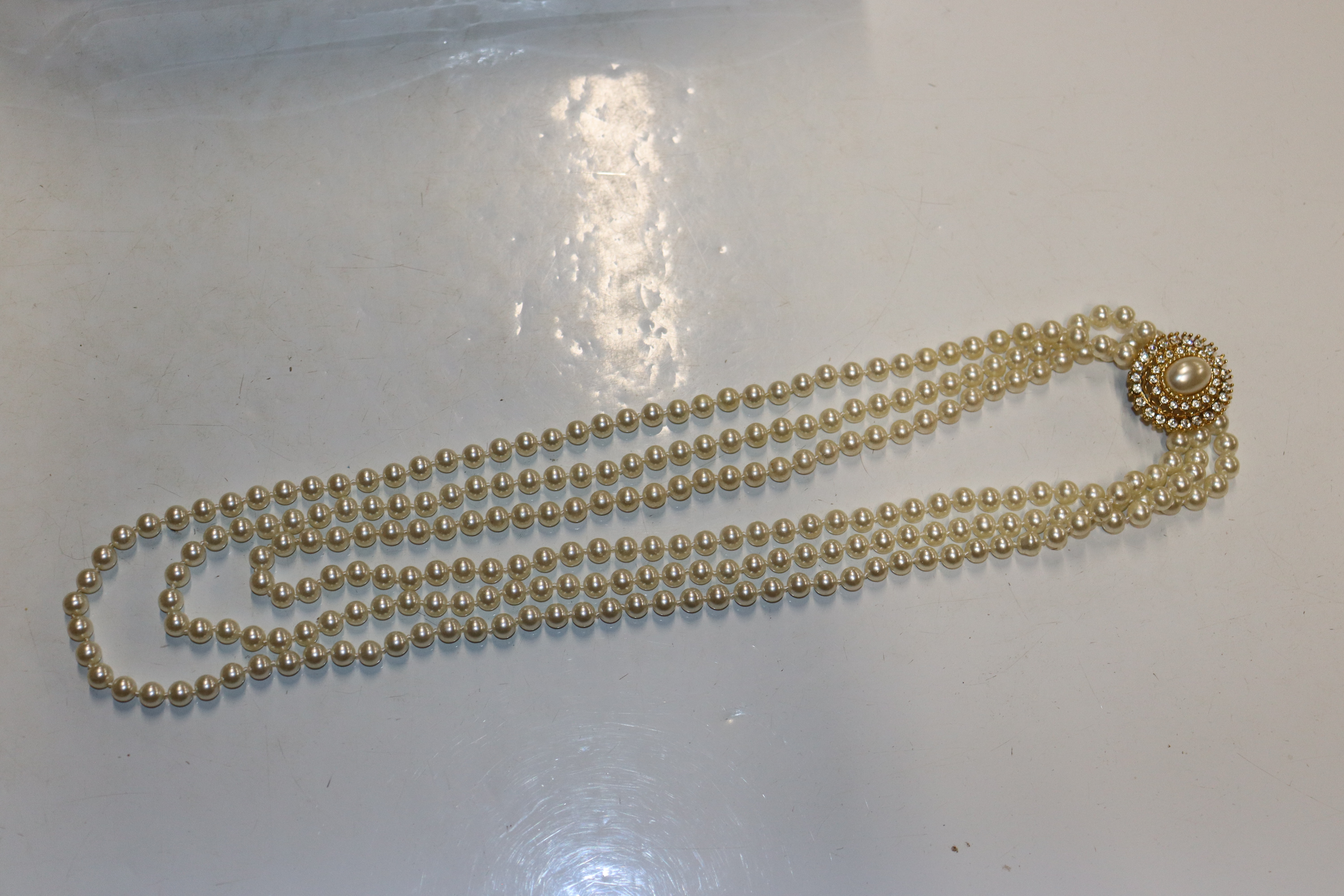 A box of assorted simulated pearl necklaces - Image 2 of 11