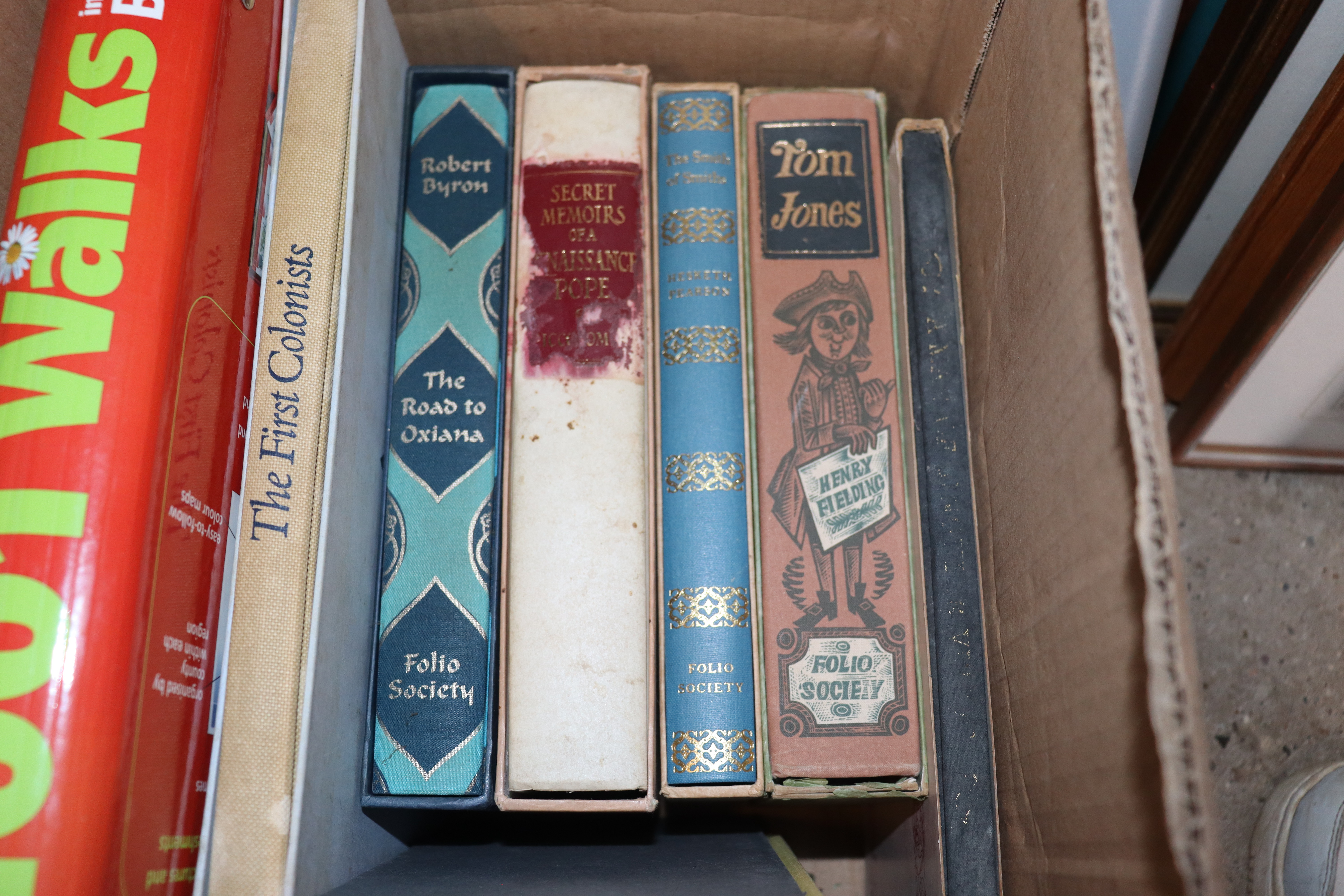 A box of various books - mostly in slip cases to i - Image 6 of 10