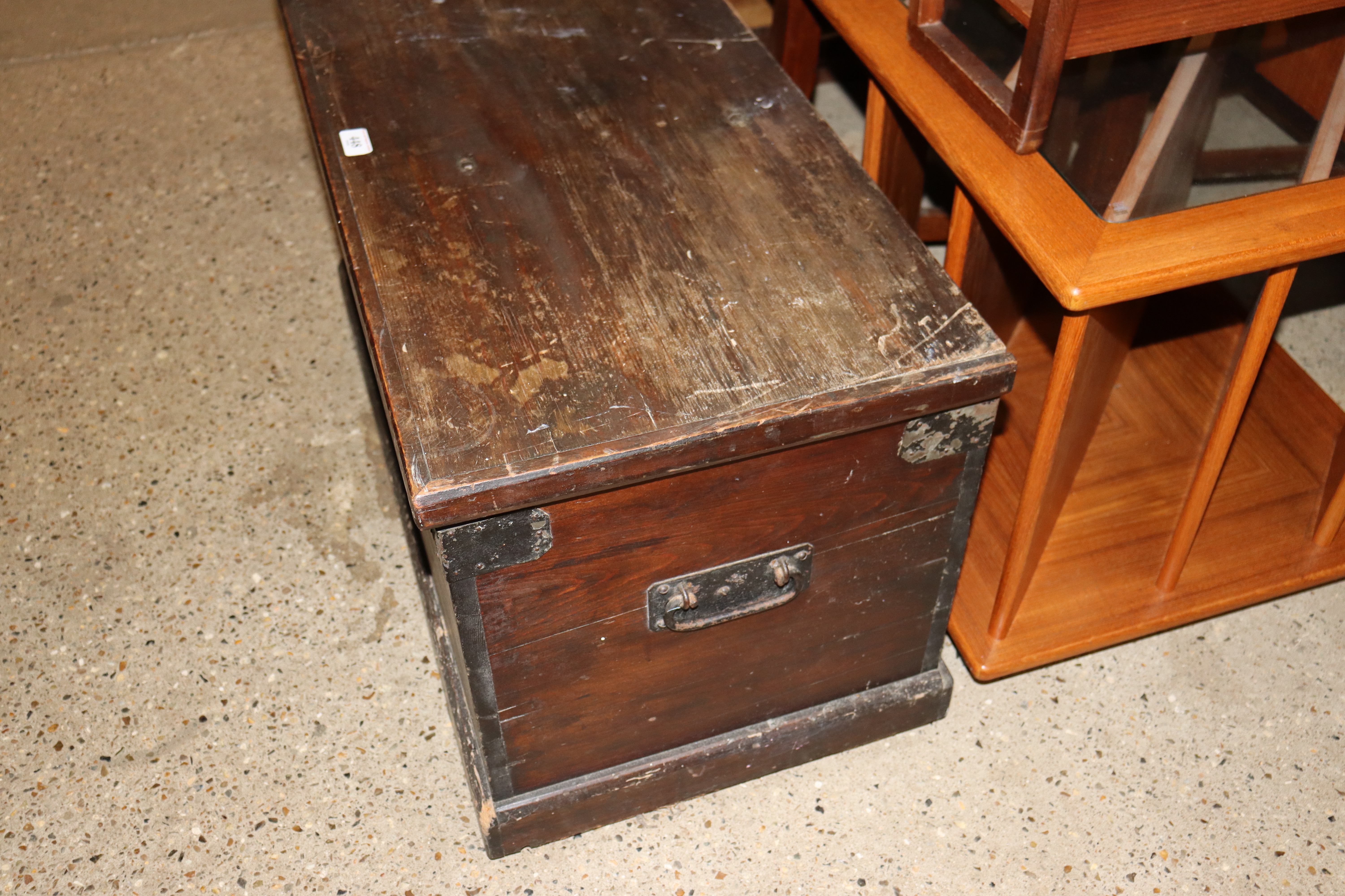 A stained pine storage trunk - Image 3 of 3