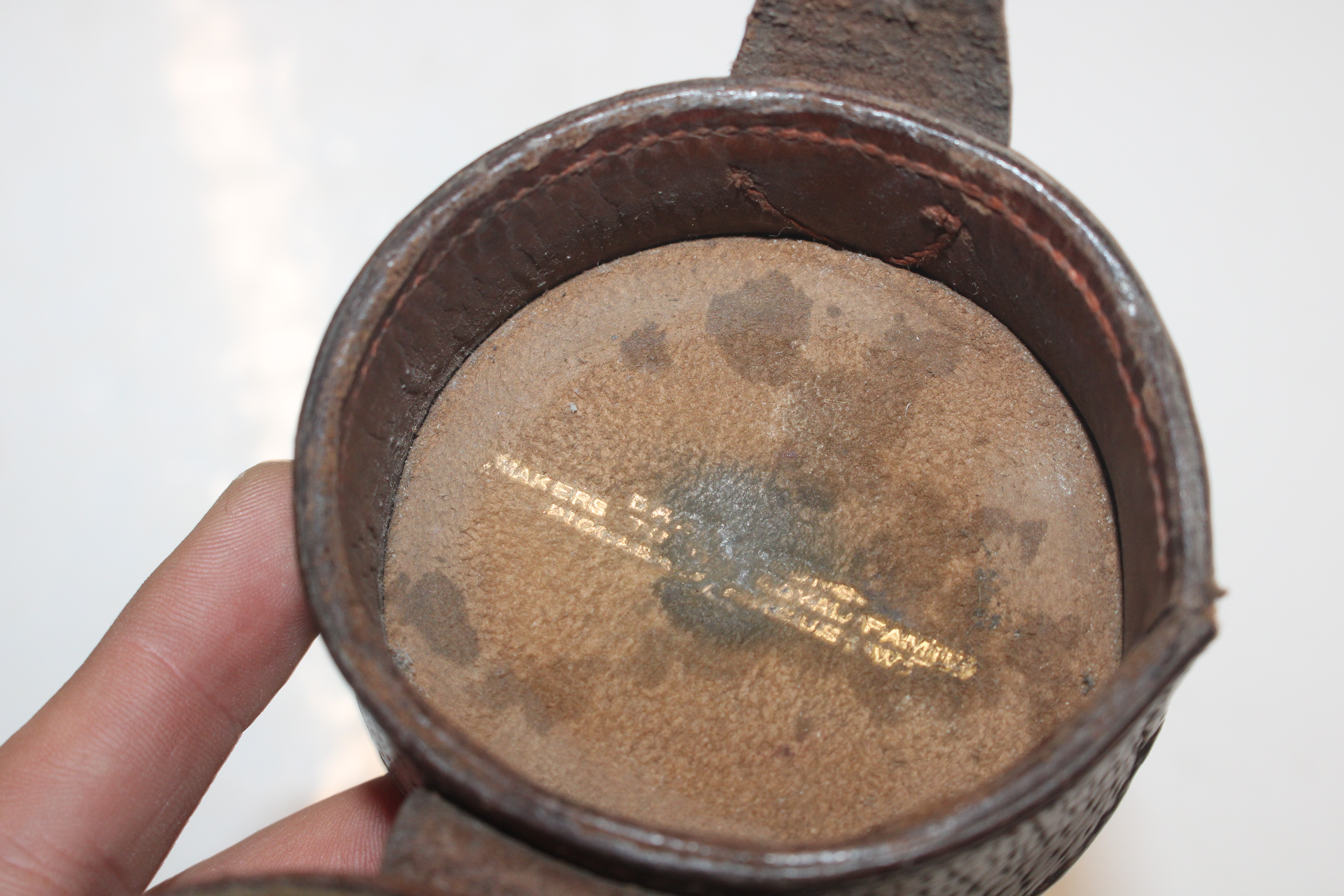 A glass and silver mounted hunting flask, London 1899, in leather case - Image 10 of 10