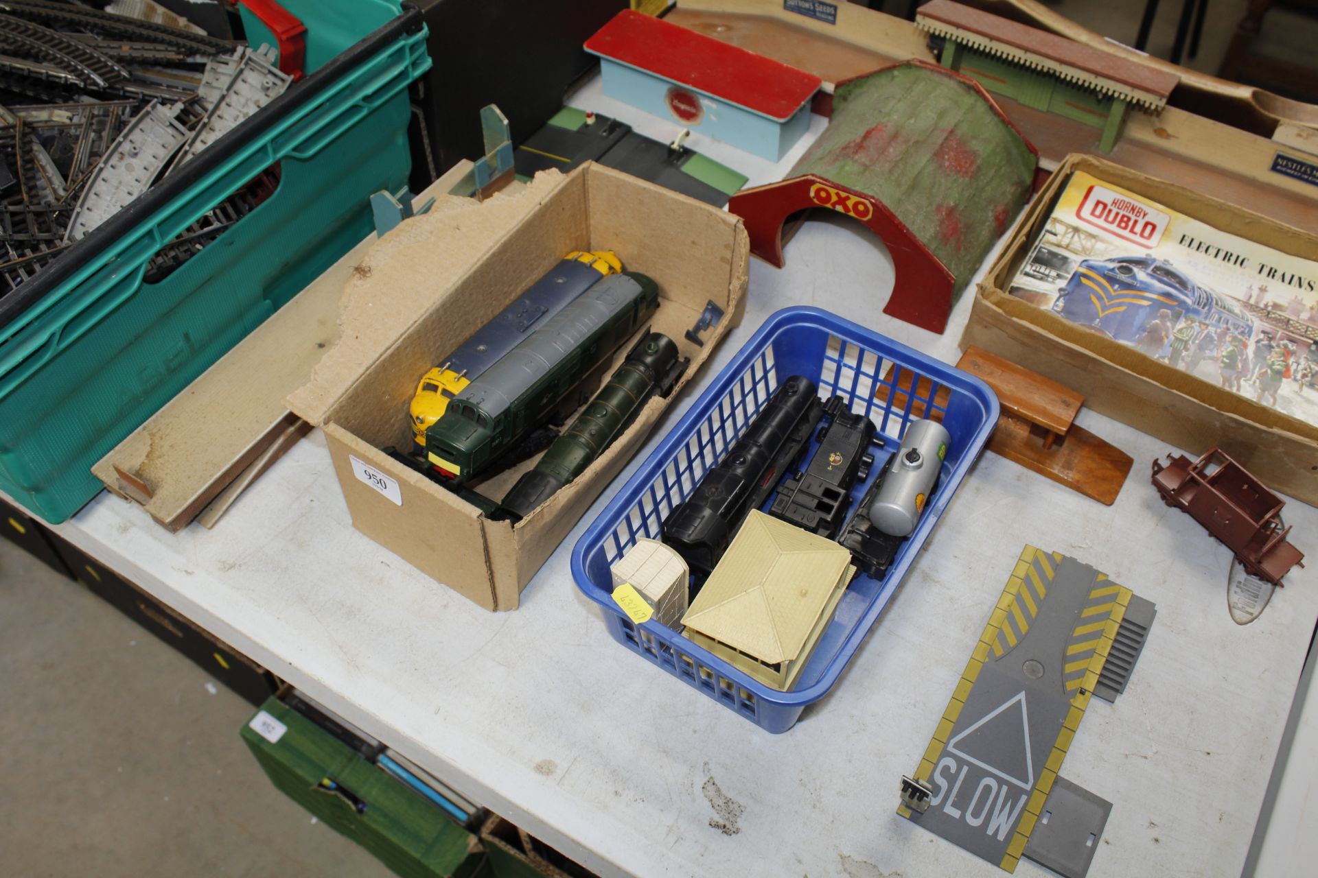 A collection of model trains, accessories and two - Image 4 of 4