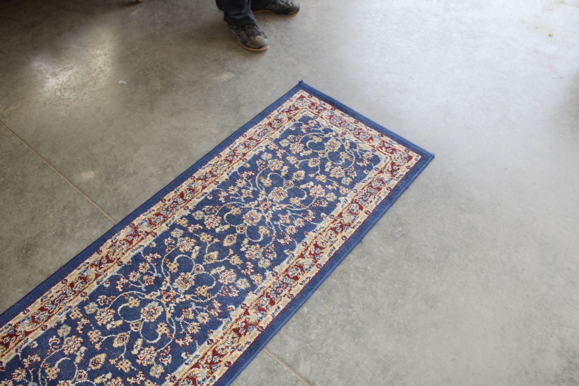 An approx. 9'11" x 2'2" blue pattern rug - Image 4 of 4