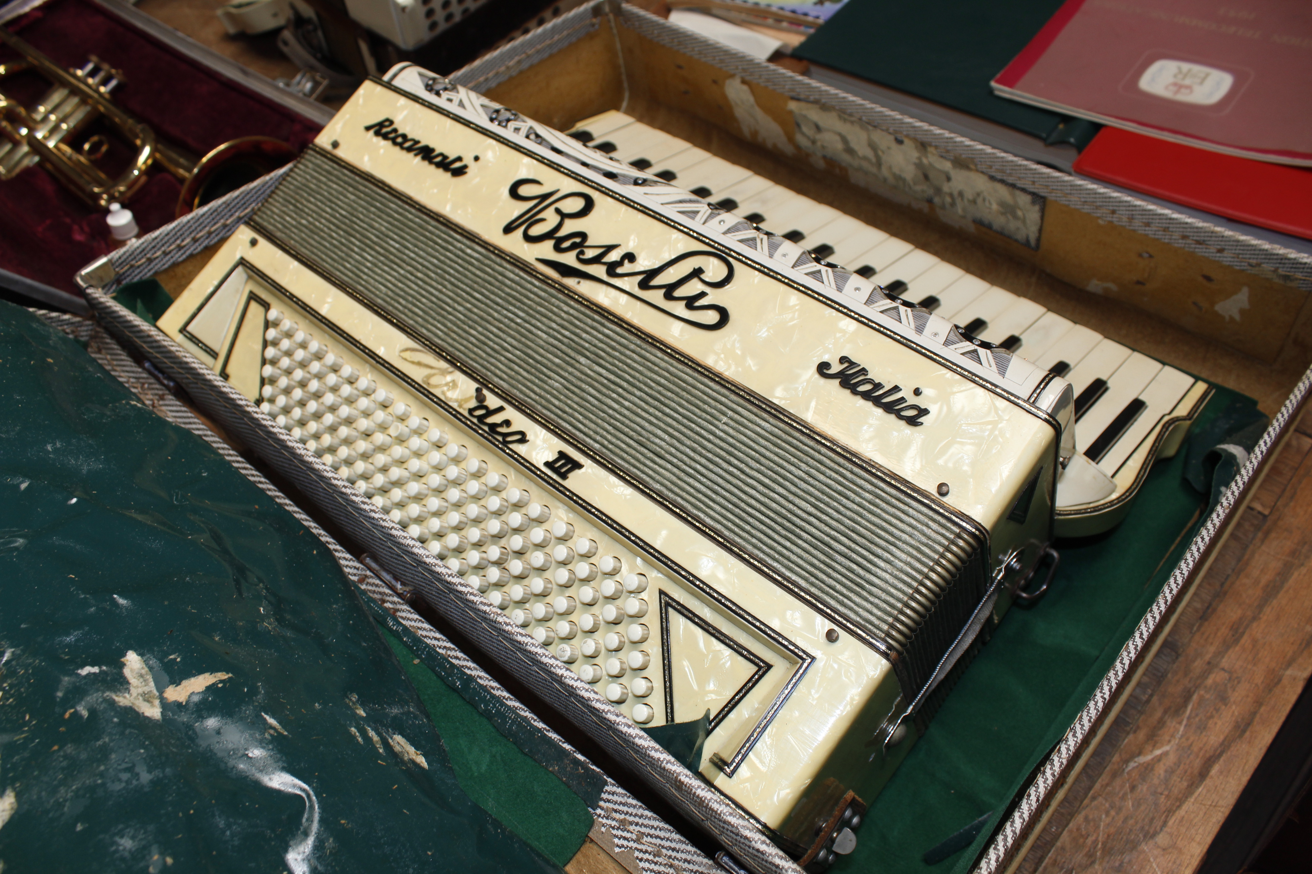 An Italian piano accordion in a case - Image 3 of 3