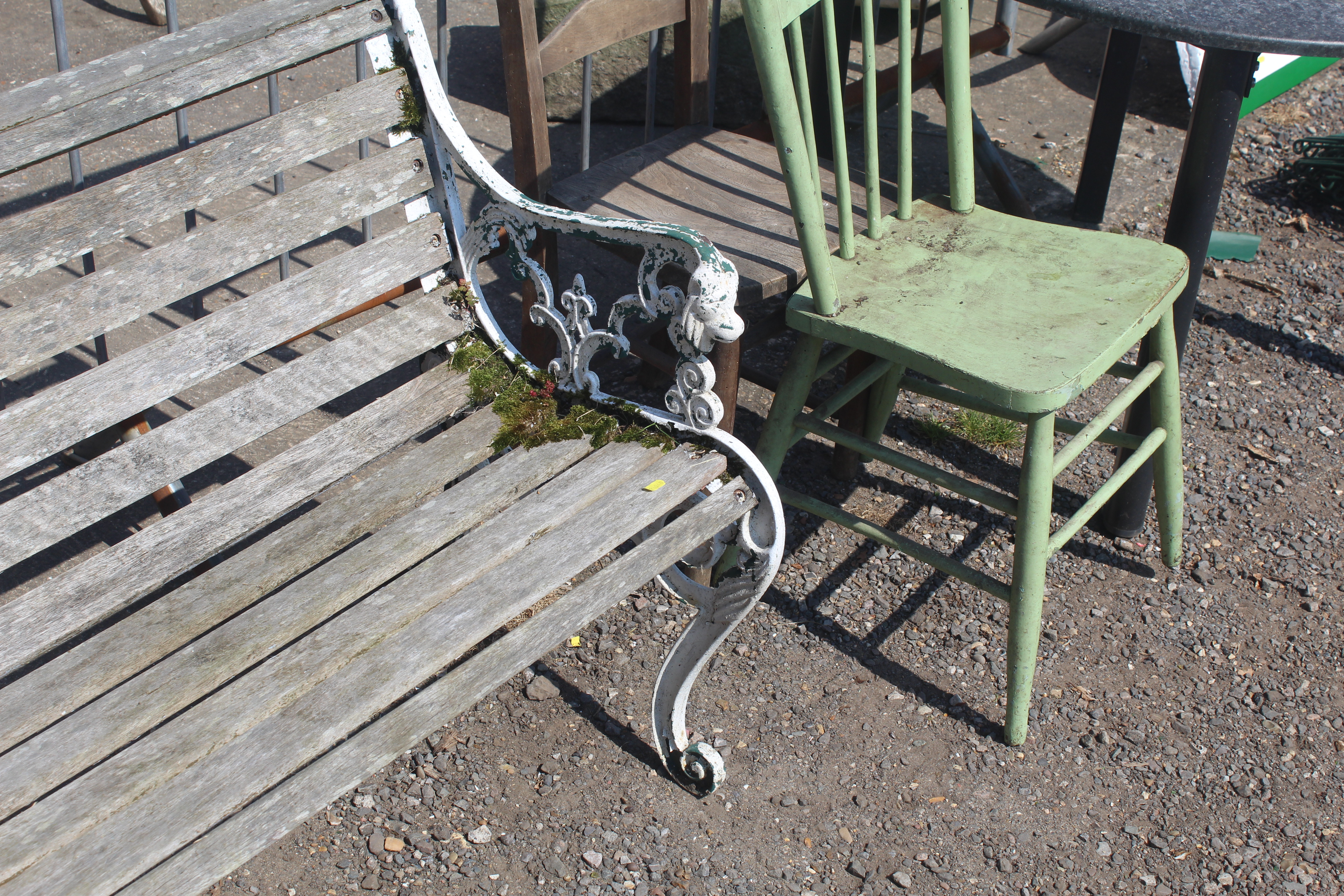 An ornate white painted garden bench - Image 2 of 3