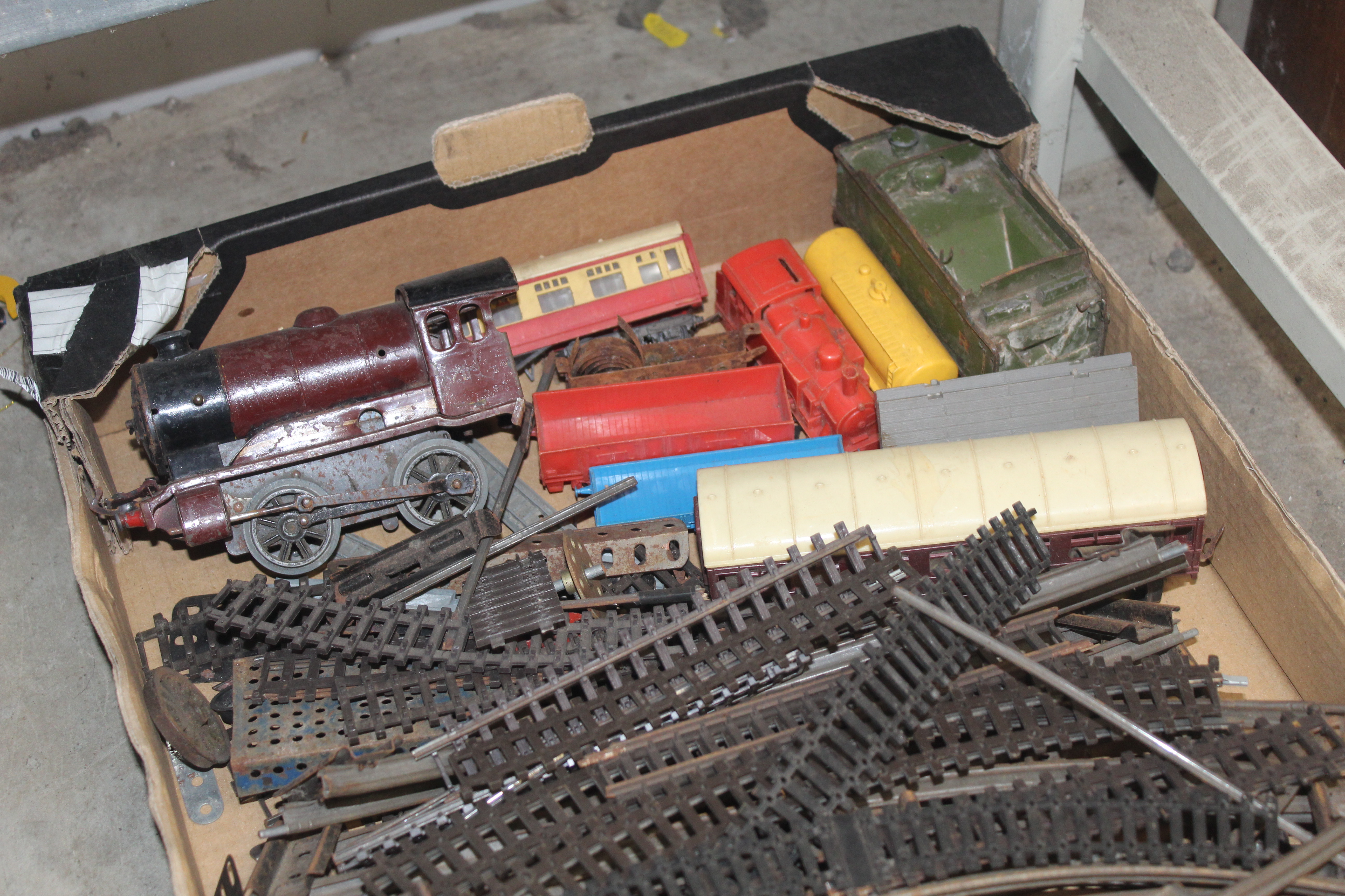 A box containing tin plate and other model trains - Image 2 of 2