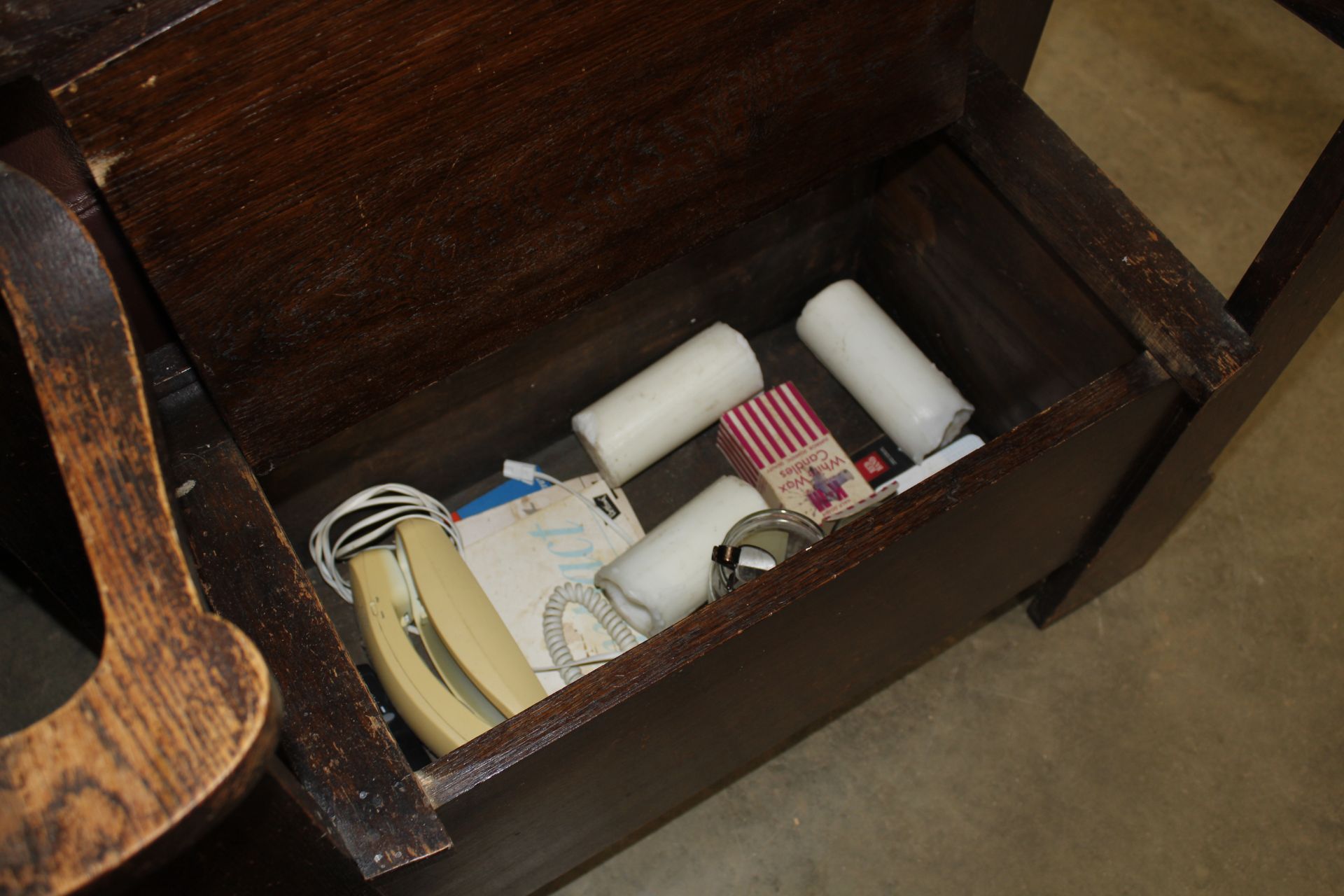 An oak hall bench with under seat storage - Image 2 of 2