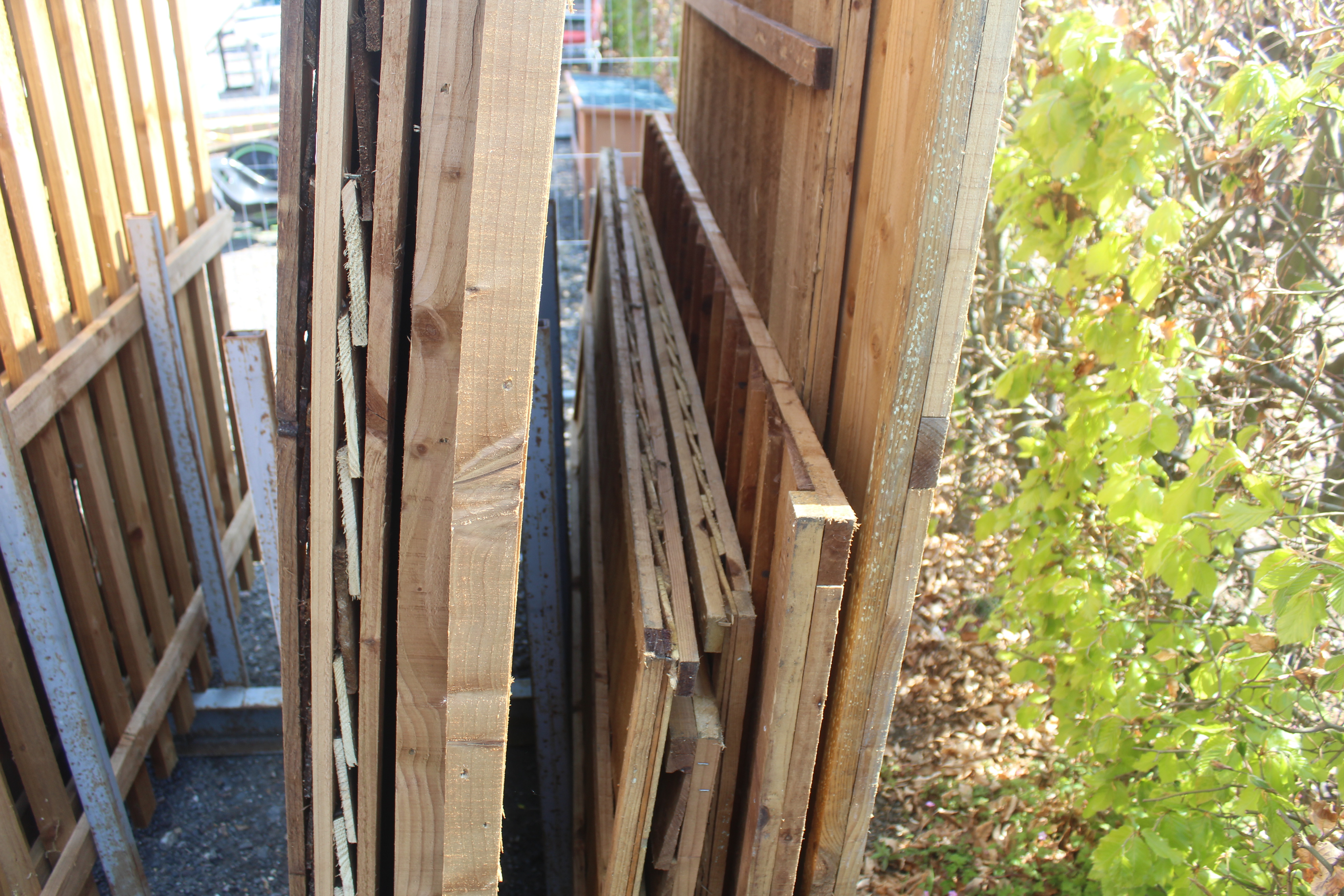 A quantity of close board fencing panels of varying sizes. This lot is subject to VAT on the - Image 3 of 3