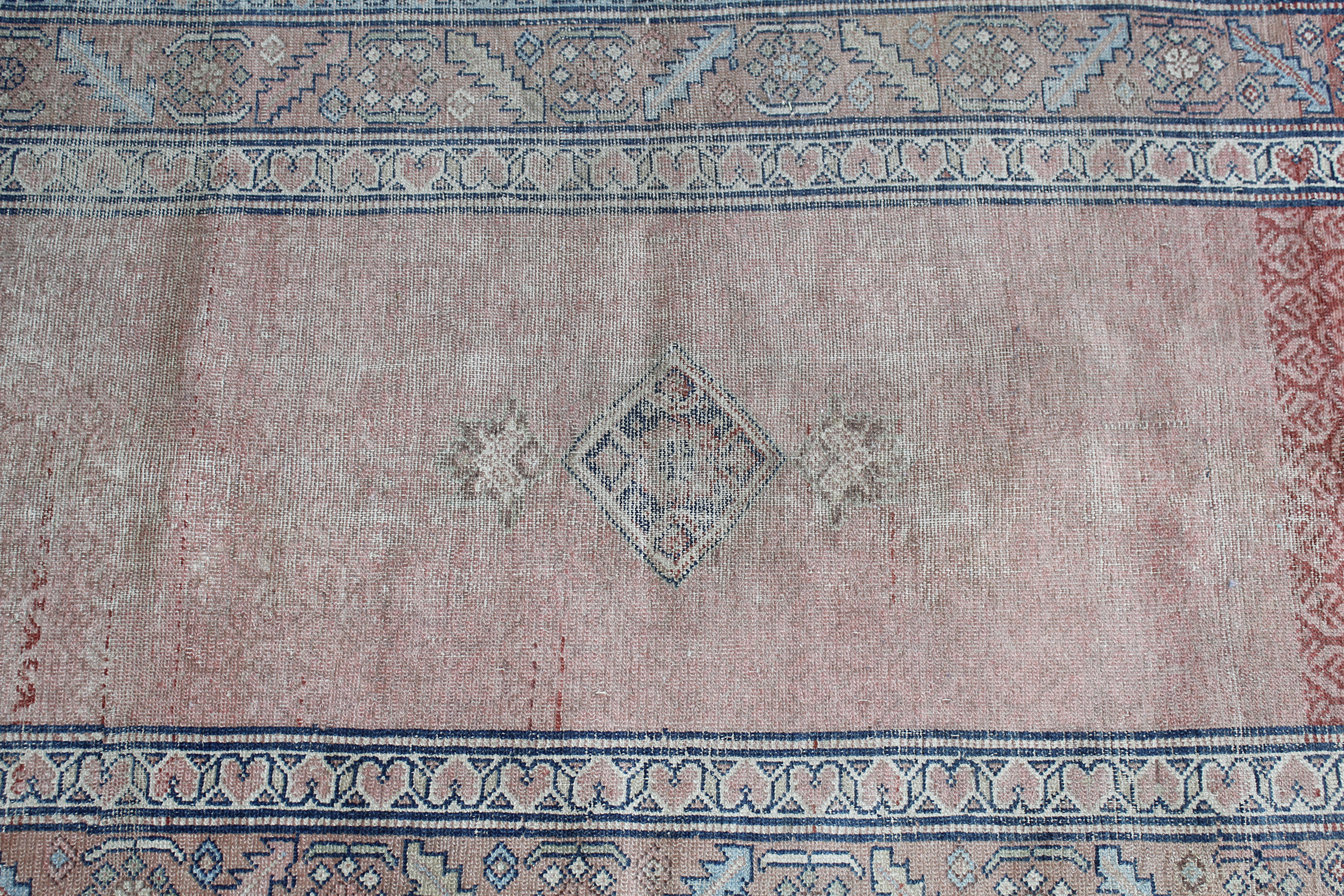 An approx. 10'8" x 3'2" pattern rug AF - Image 2 of 4