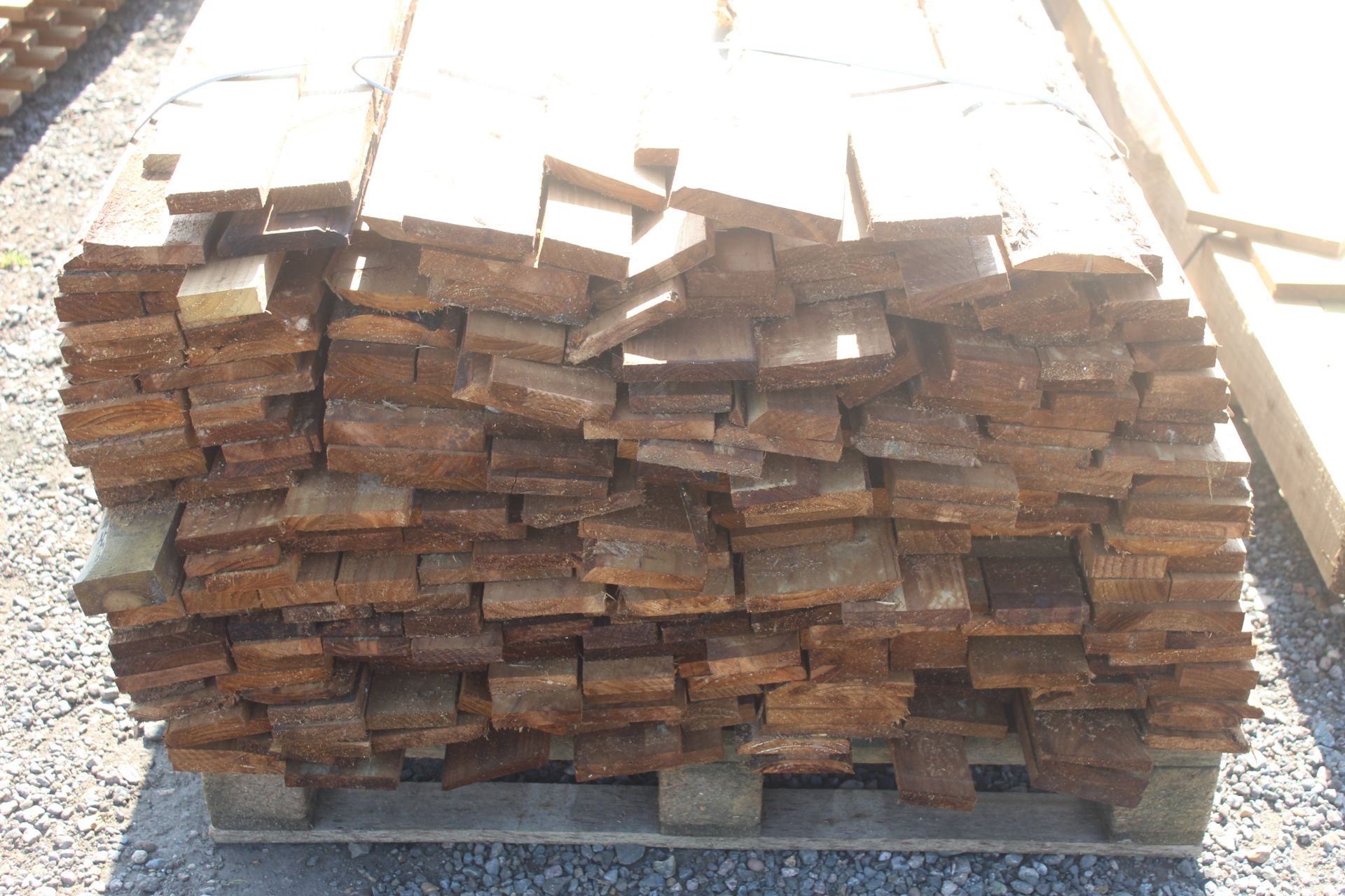A quantity of variuos sawn lengths of timber - Image 2 of 2