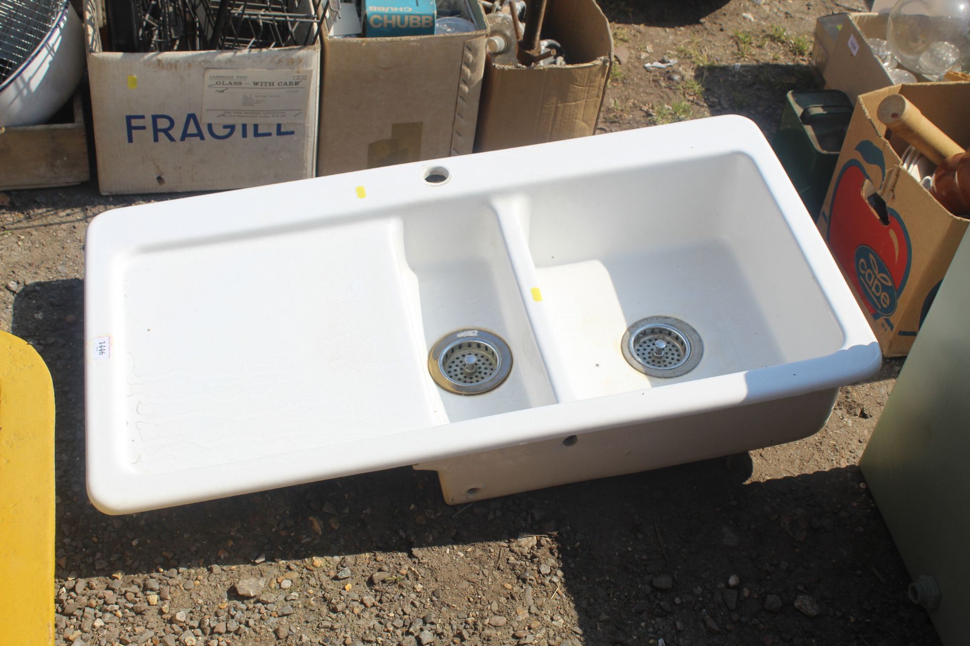 A 1.5 ceramic basin unit for single mixer tap