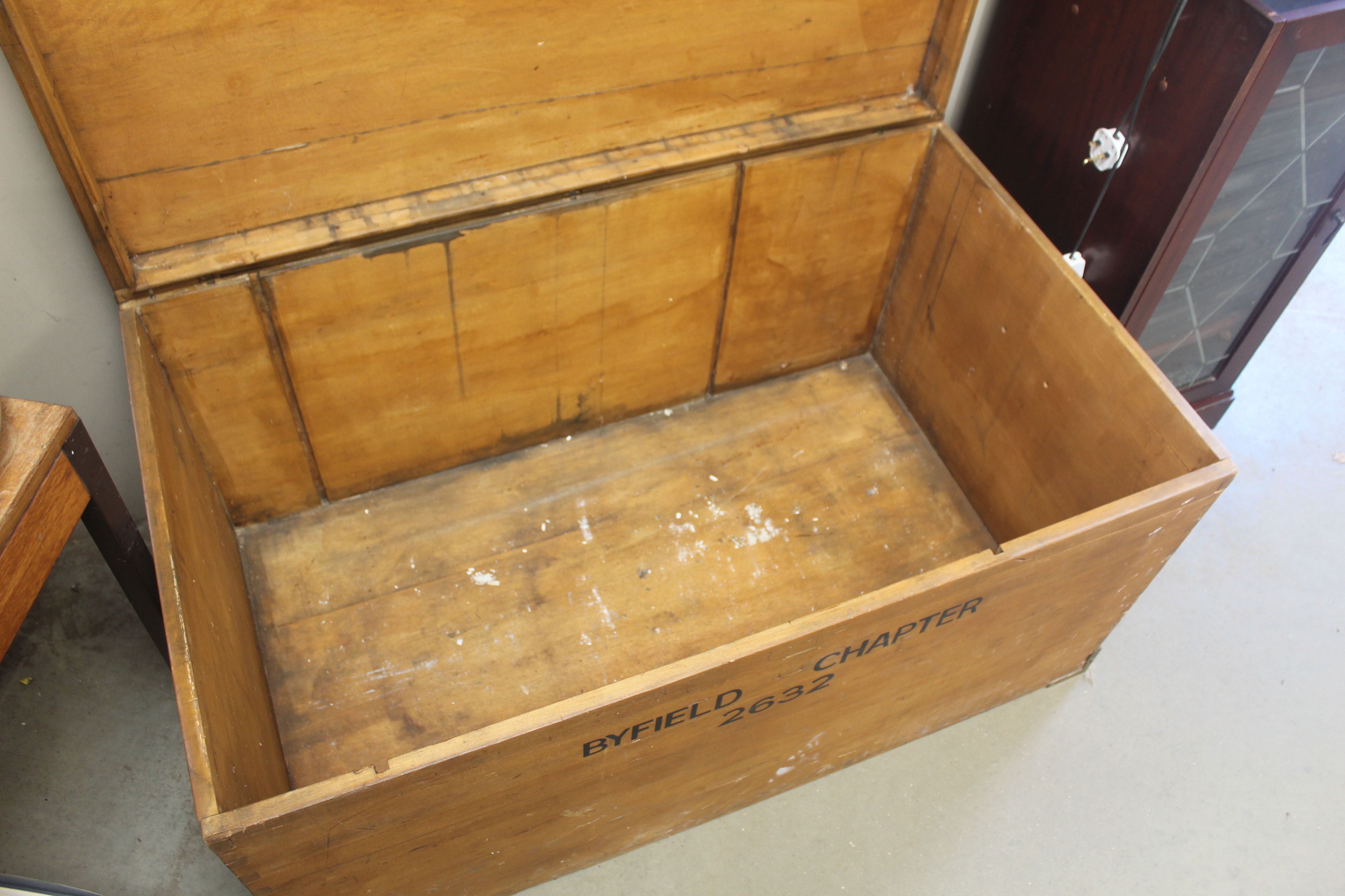 A wooden and brass bound trunk - Image 3 of 3