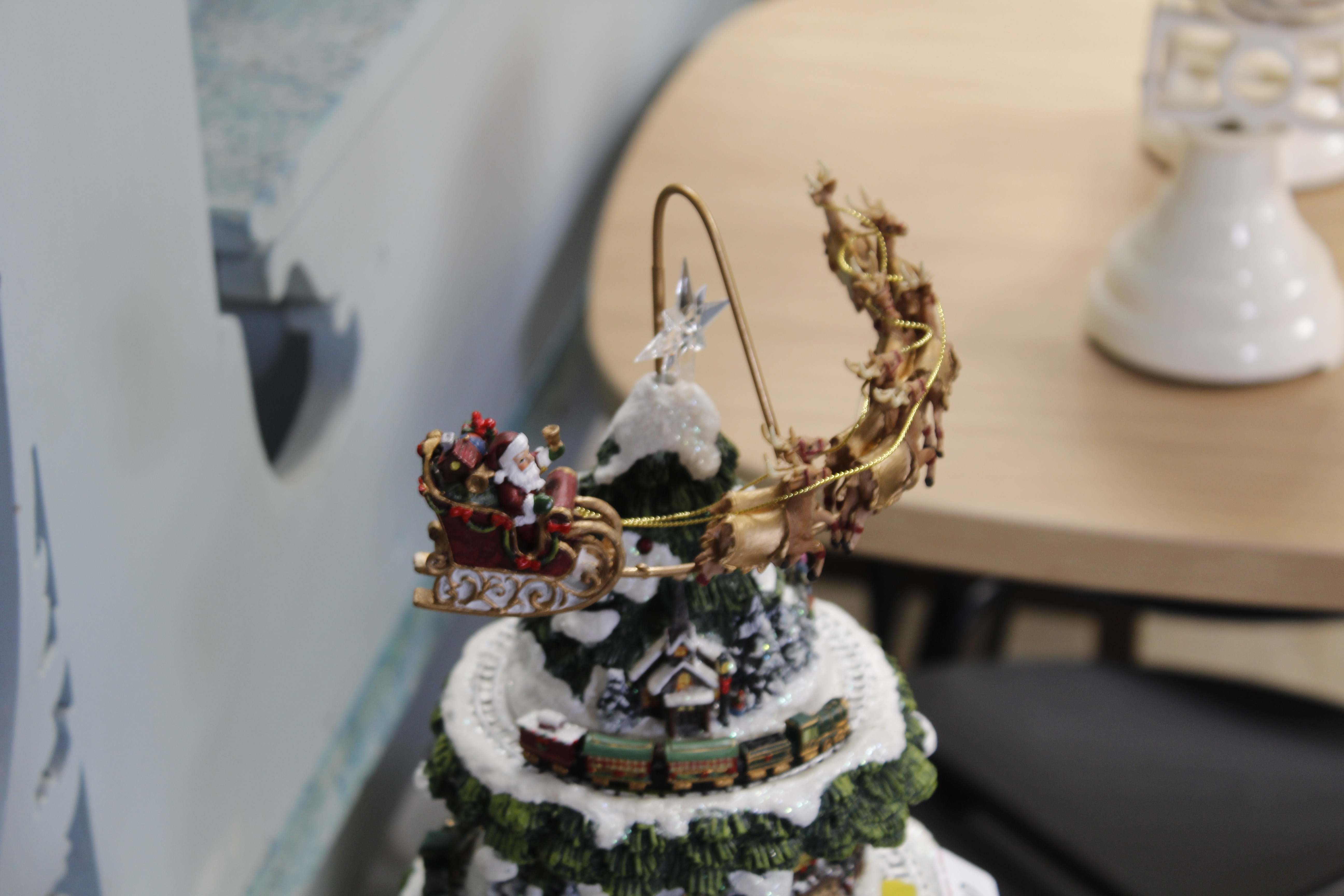 A Thomas Kinkade Christmas ornament 'Wonderland Ex - Image 4 of 4