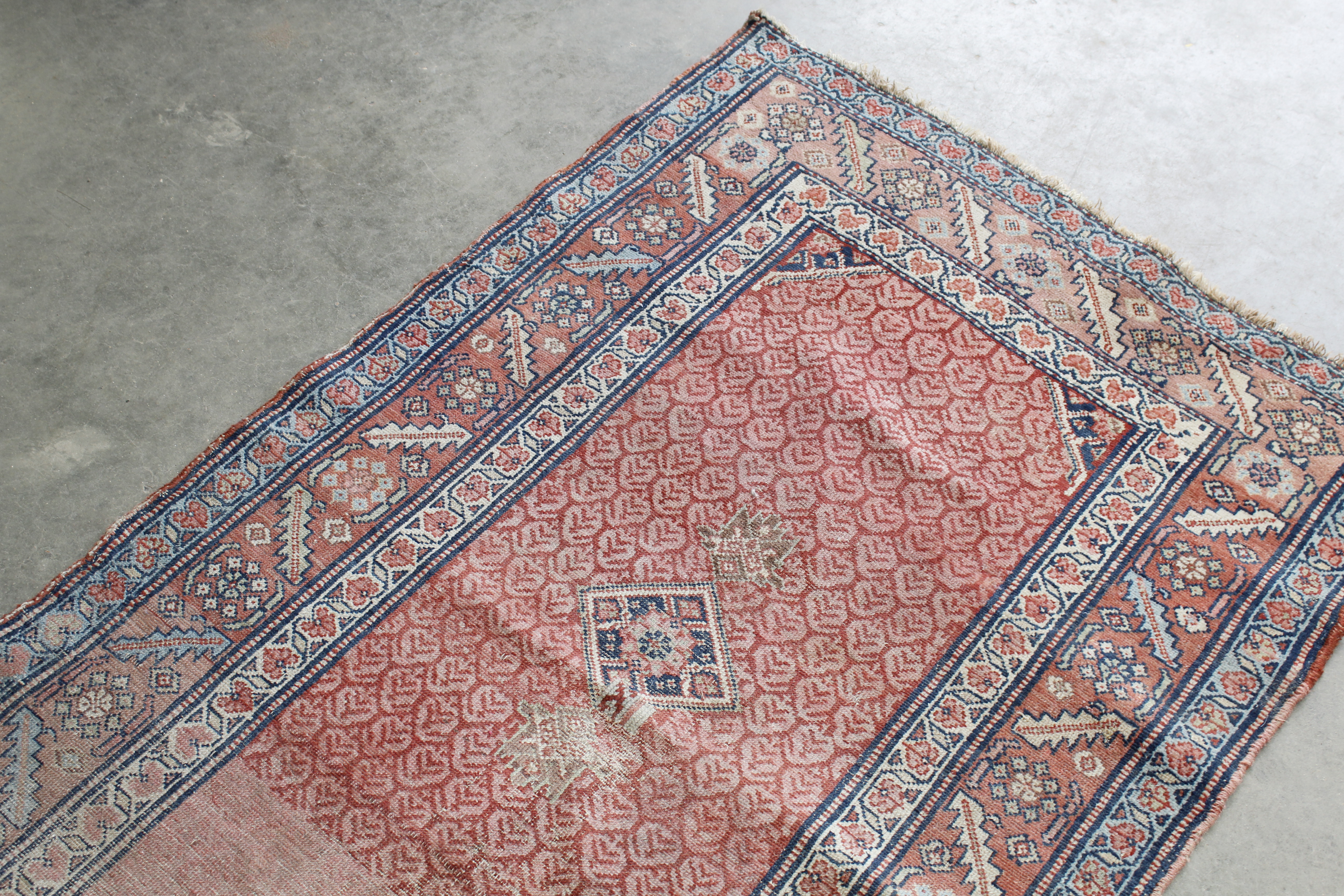 An approx. 10'8" x 3'2" pattern rug AF - Image 4 of 4