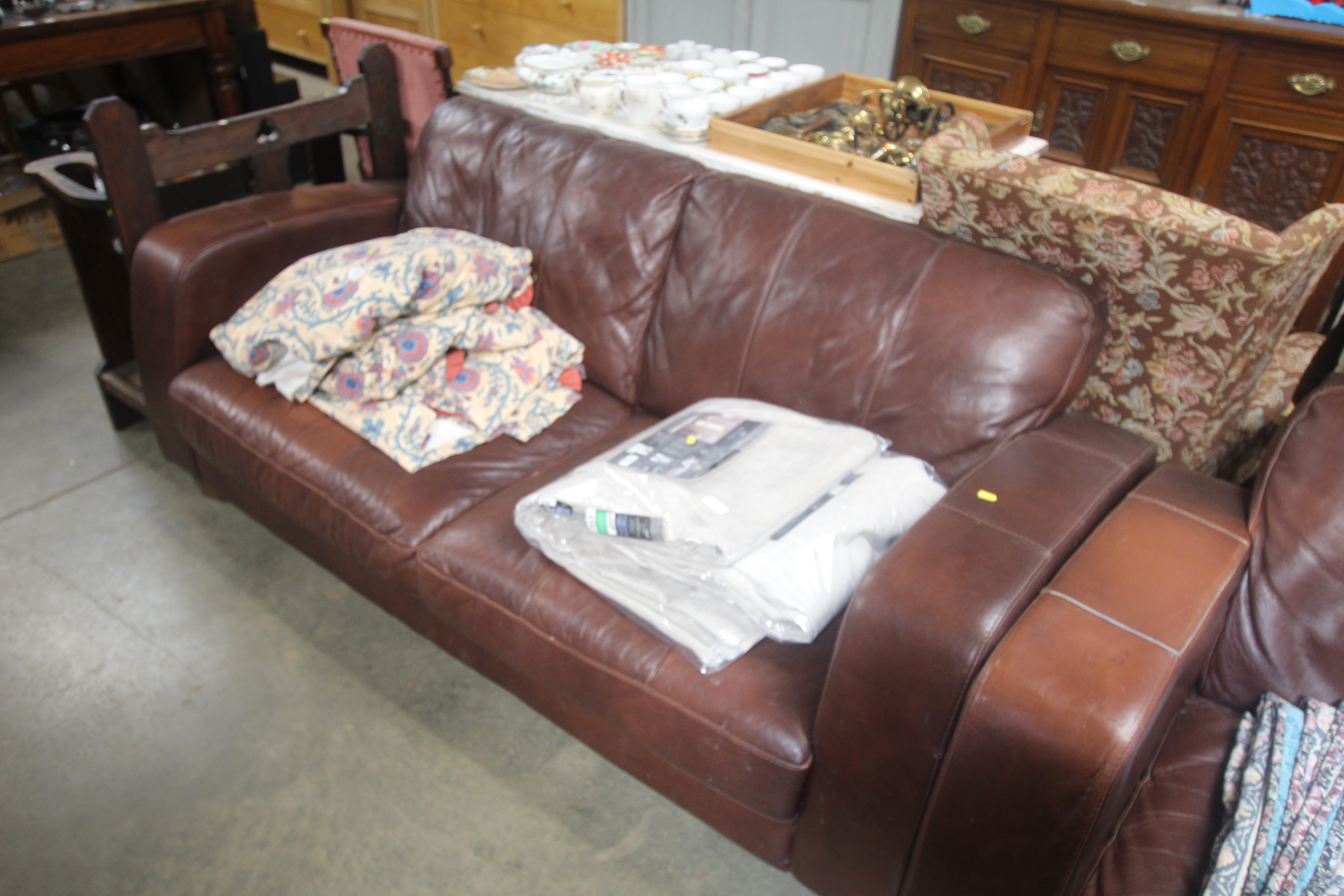 A two seater settee, two armchairs and a footstool - Image 5 of 5