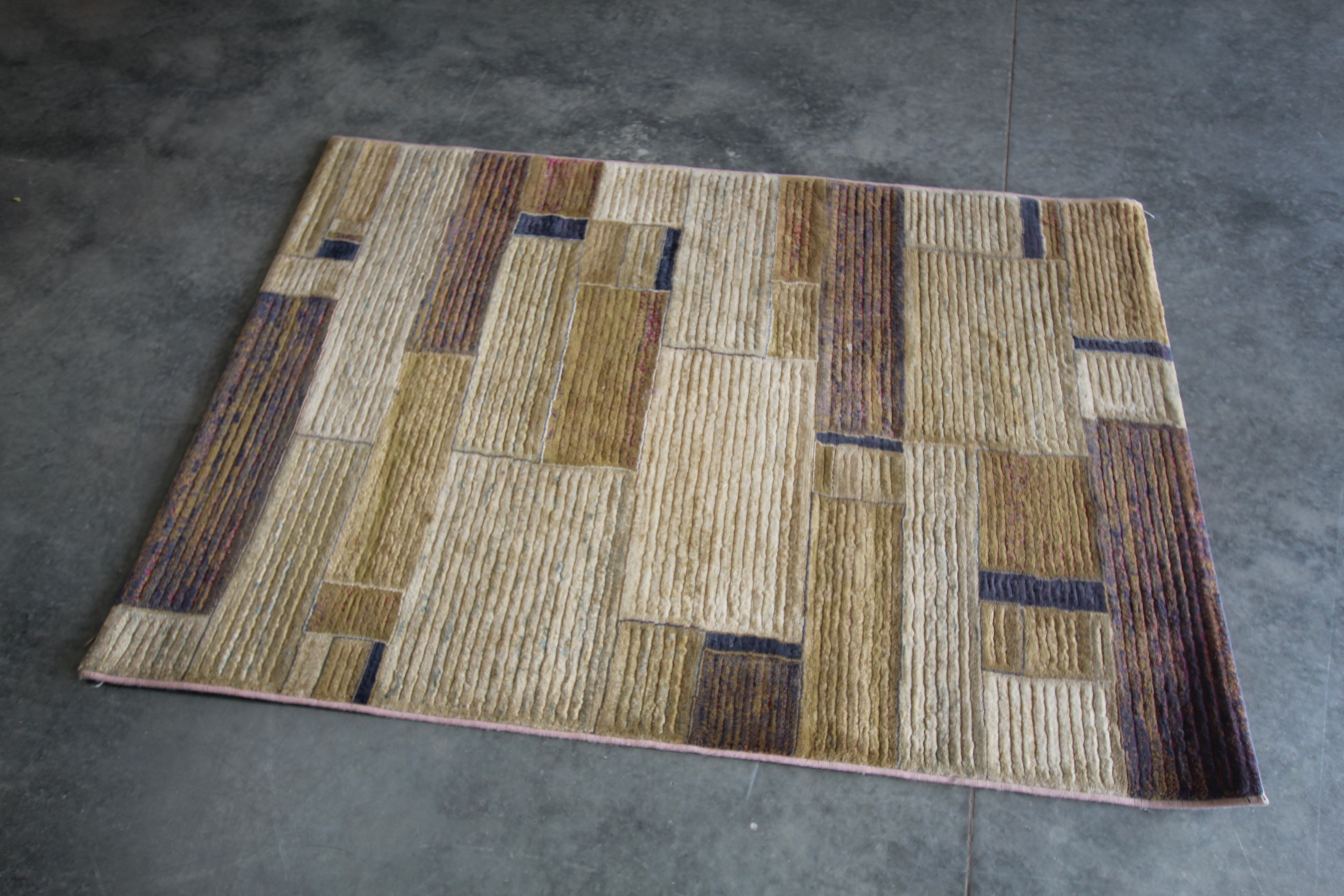 An approx. 5'6" x 4' modern rug