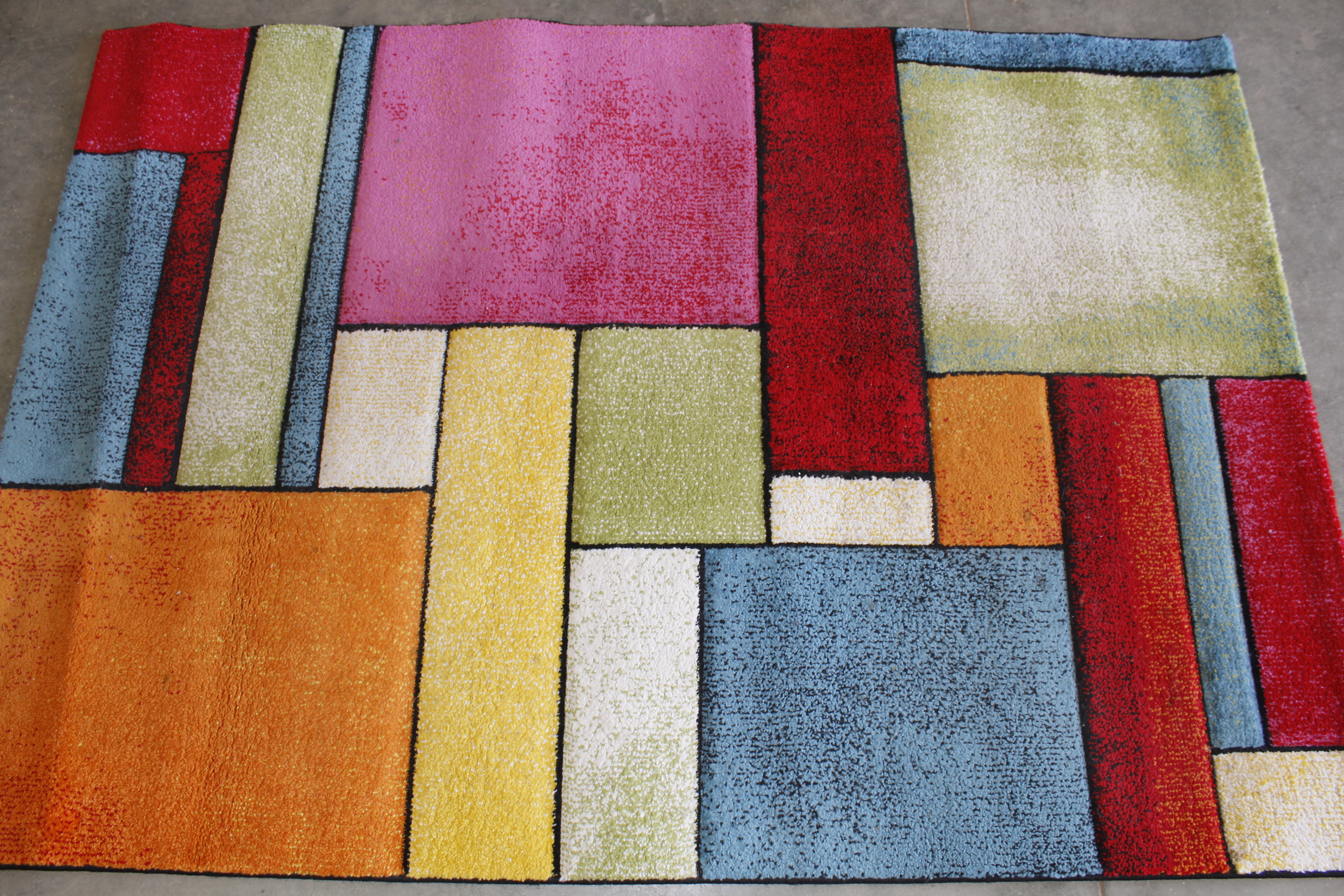 An approx. 5'8" x 4' modern patterned rug - Image 2 of 3