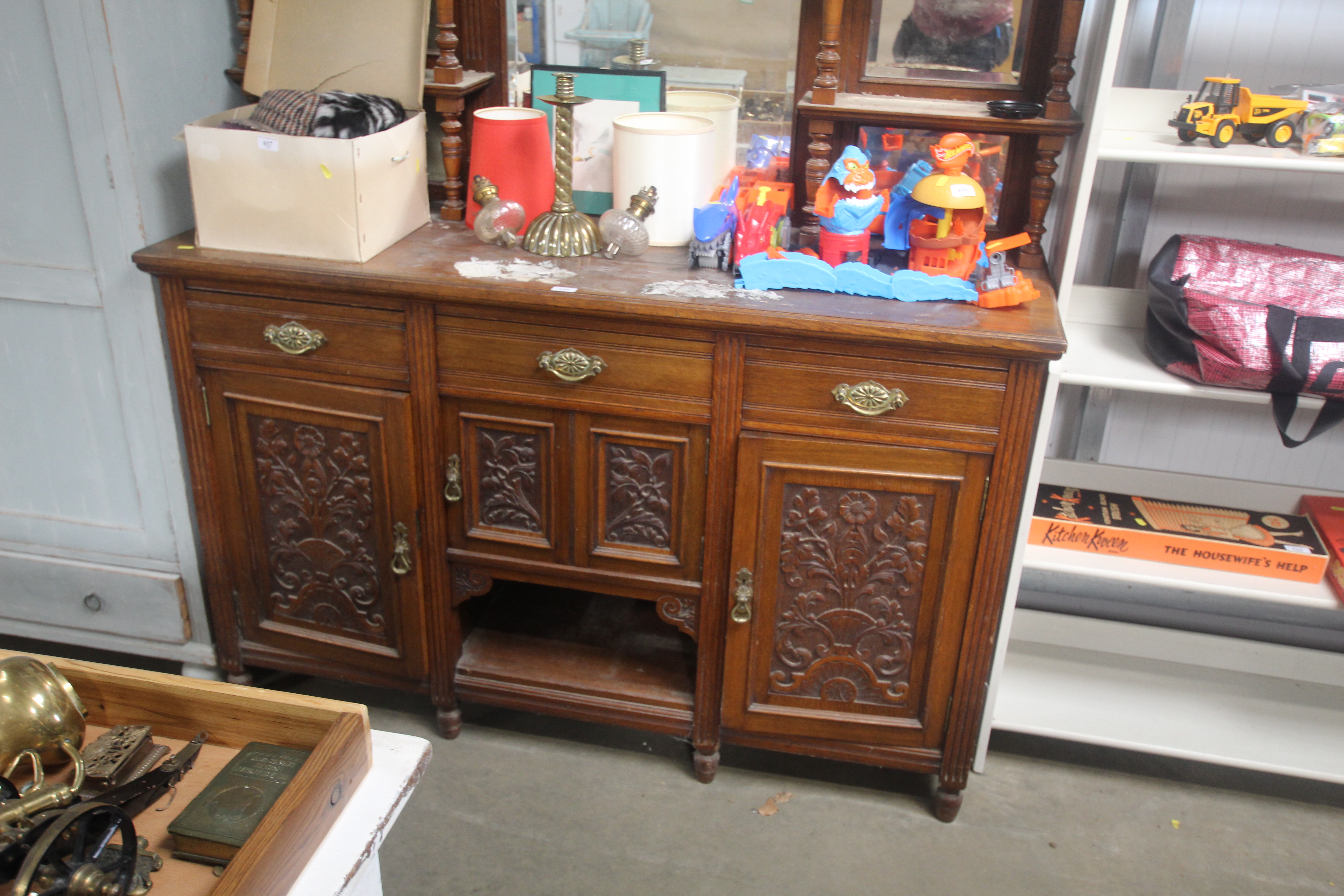 A late Victorian mahogany mirror back sideboard - Image 2 of 3
