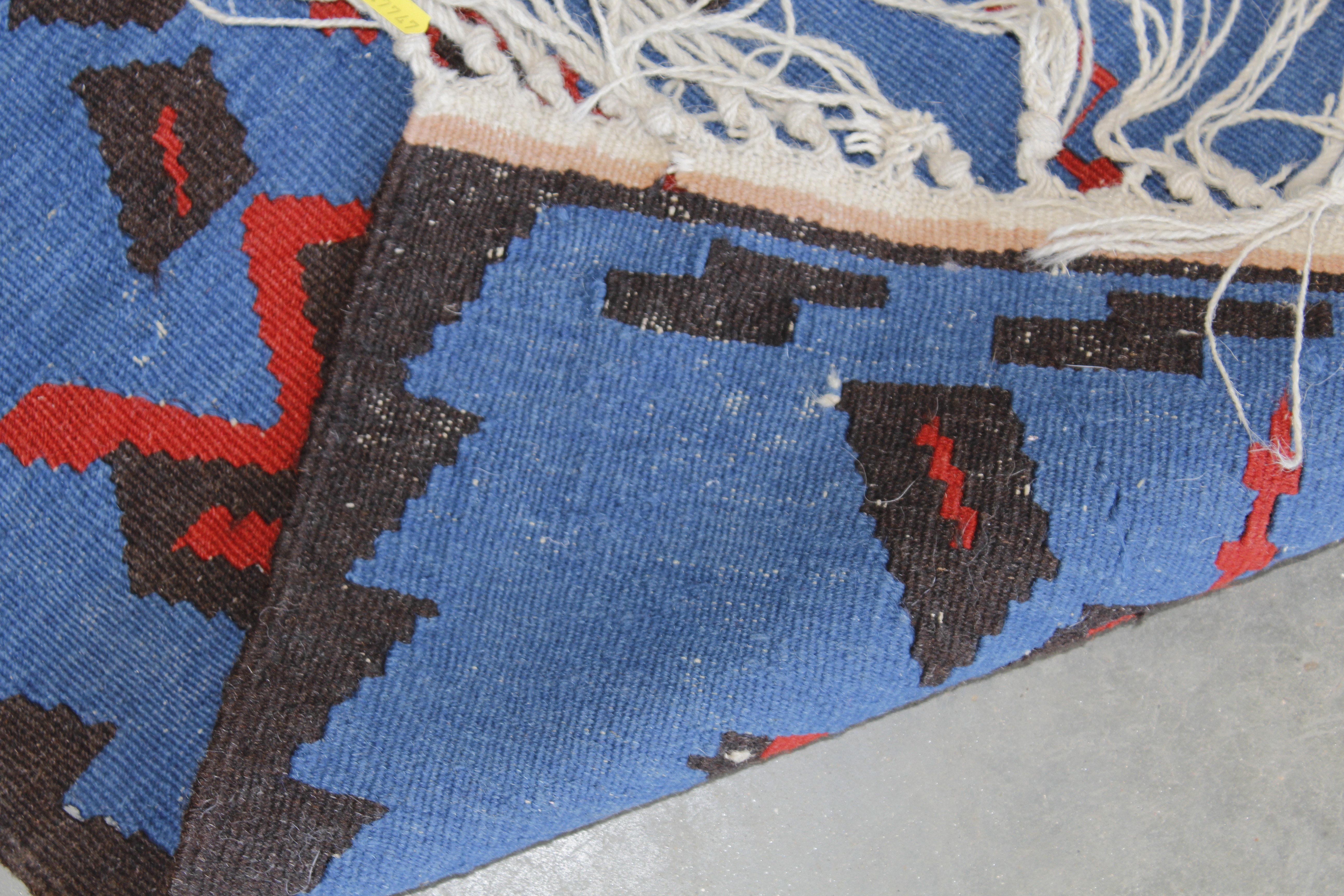 An approx. 5' x 3' Kilim rug - Image 3 of 3