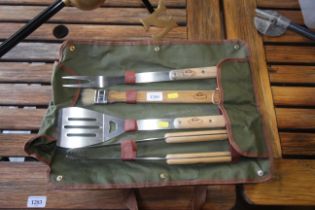 A Esschert's Garden barbequing set in roll up canv