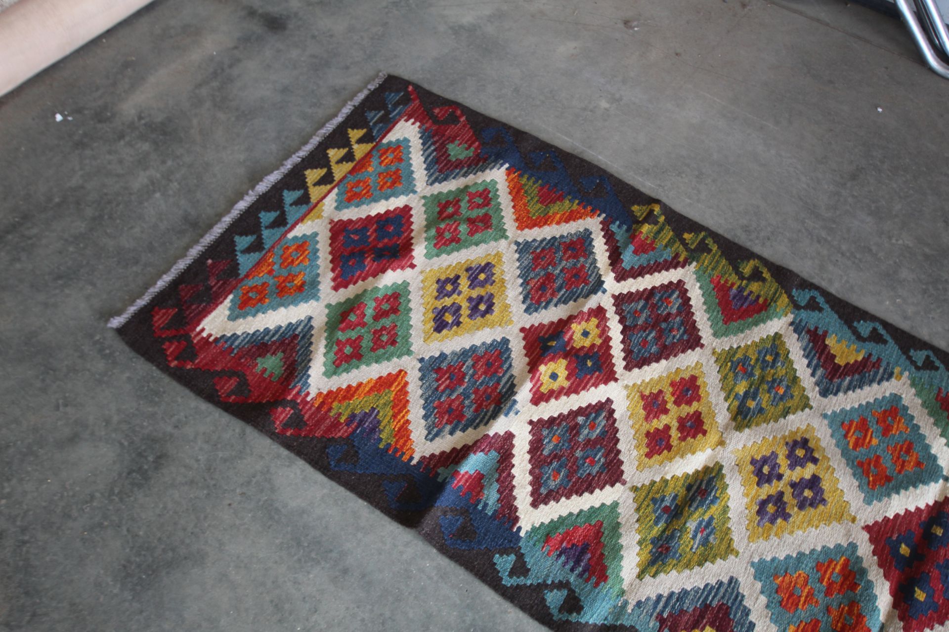 An approx. 9'5" x 2'8" Maimana Kilim runner - Image 4 of 5