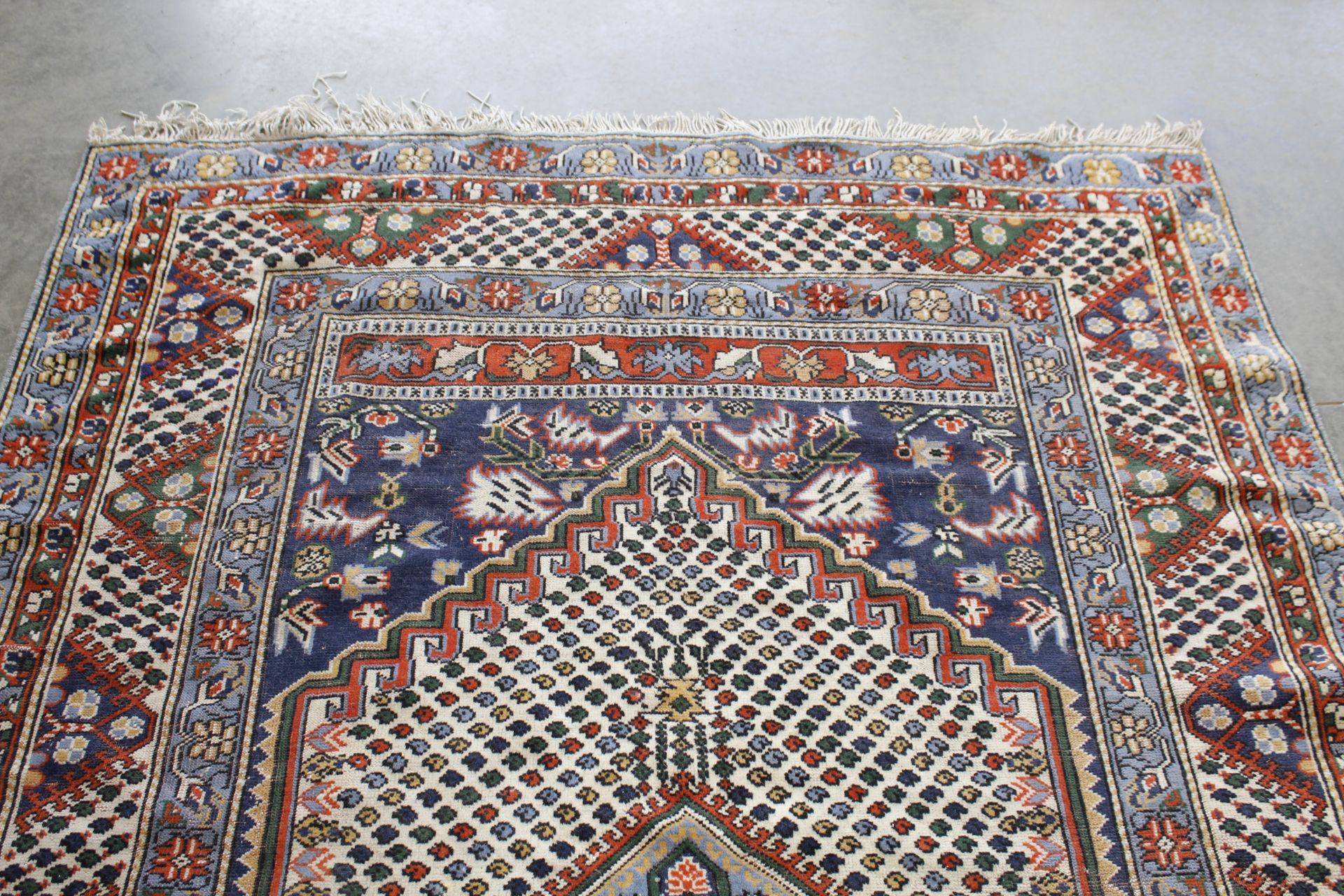 An approx. 9'5" x 6'3" patterned rug - Image 4 of 5