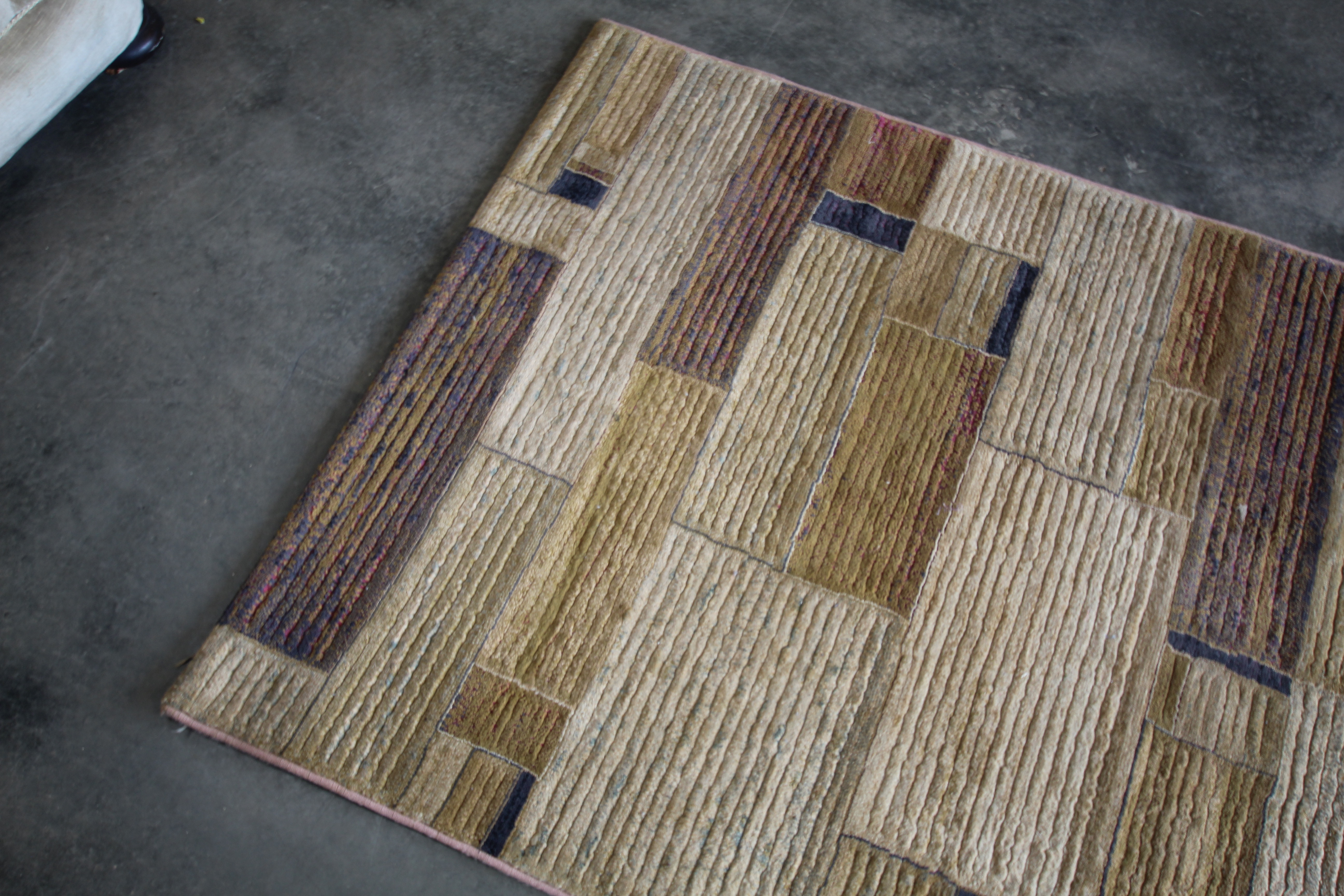 An approx. 5'6" x 4' modern rug - Image 3 of 4