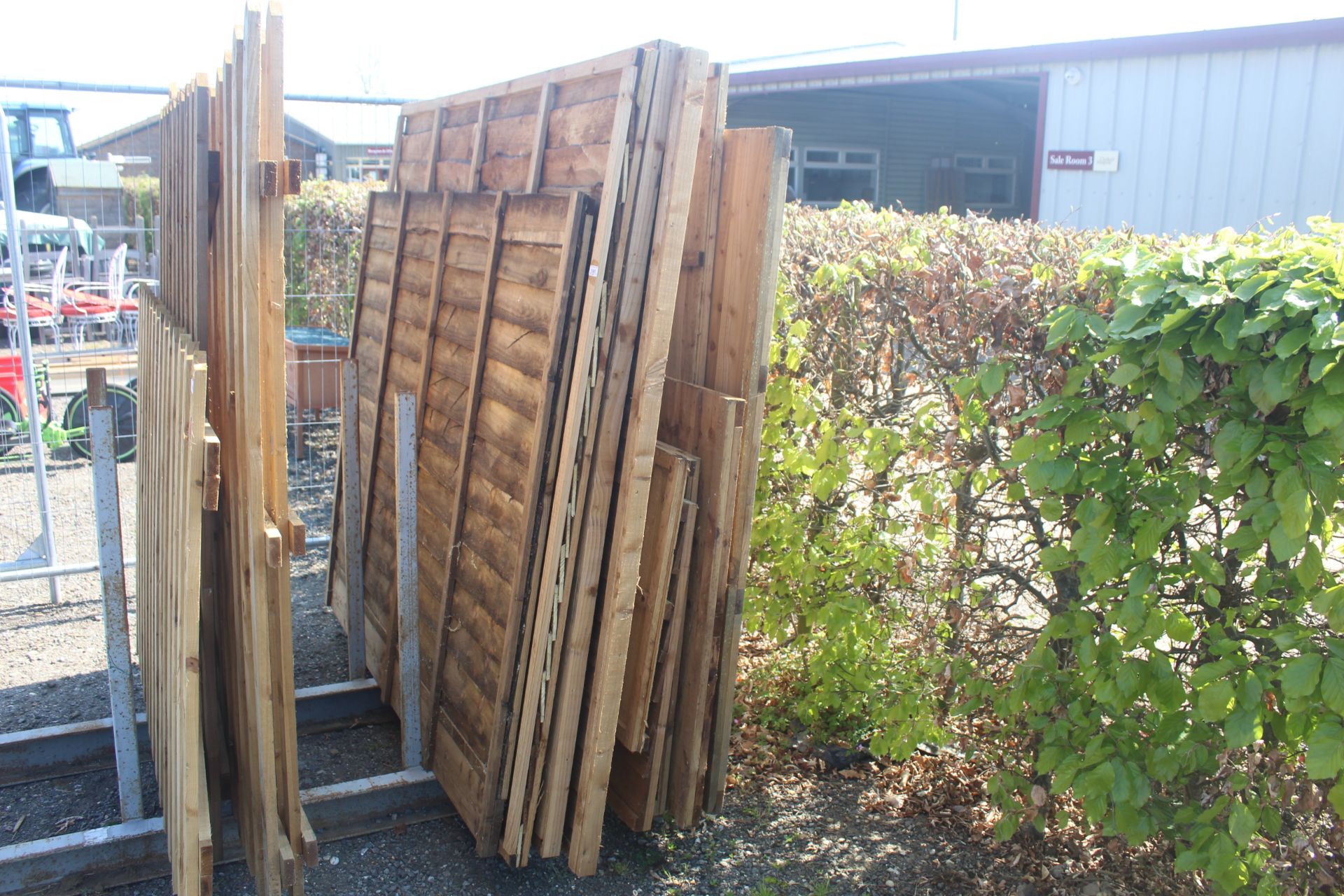 A quantity of close board fencing panels of varying sizes. This lot is subject to VAT on the