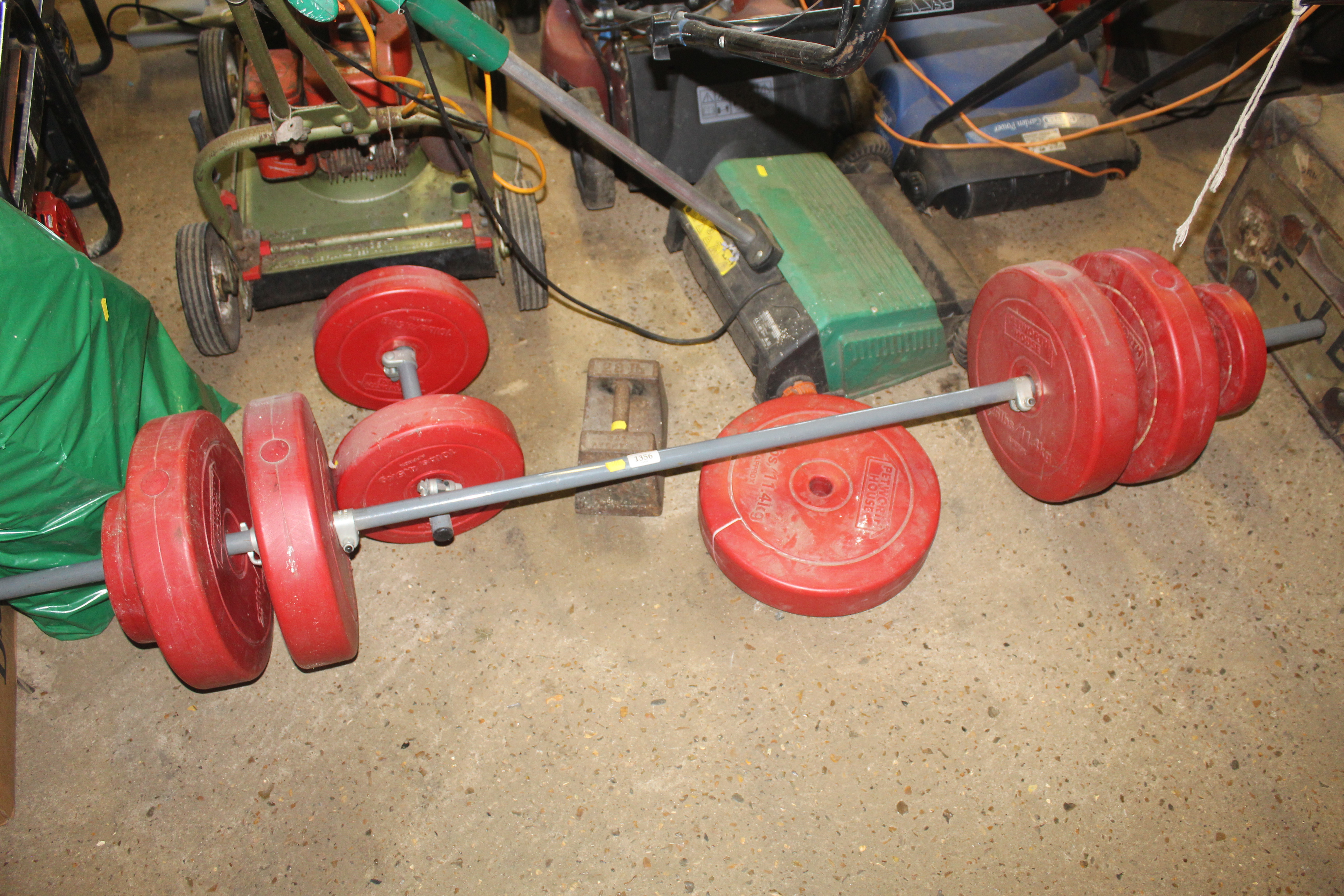 A barbell and a dumbbell with a quantity of Petwor