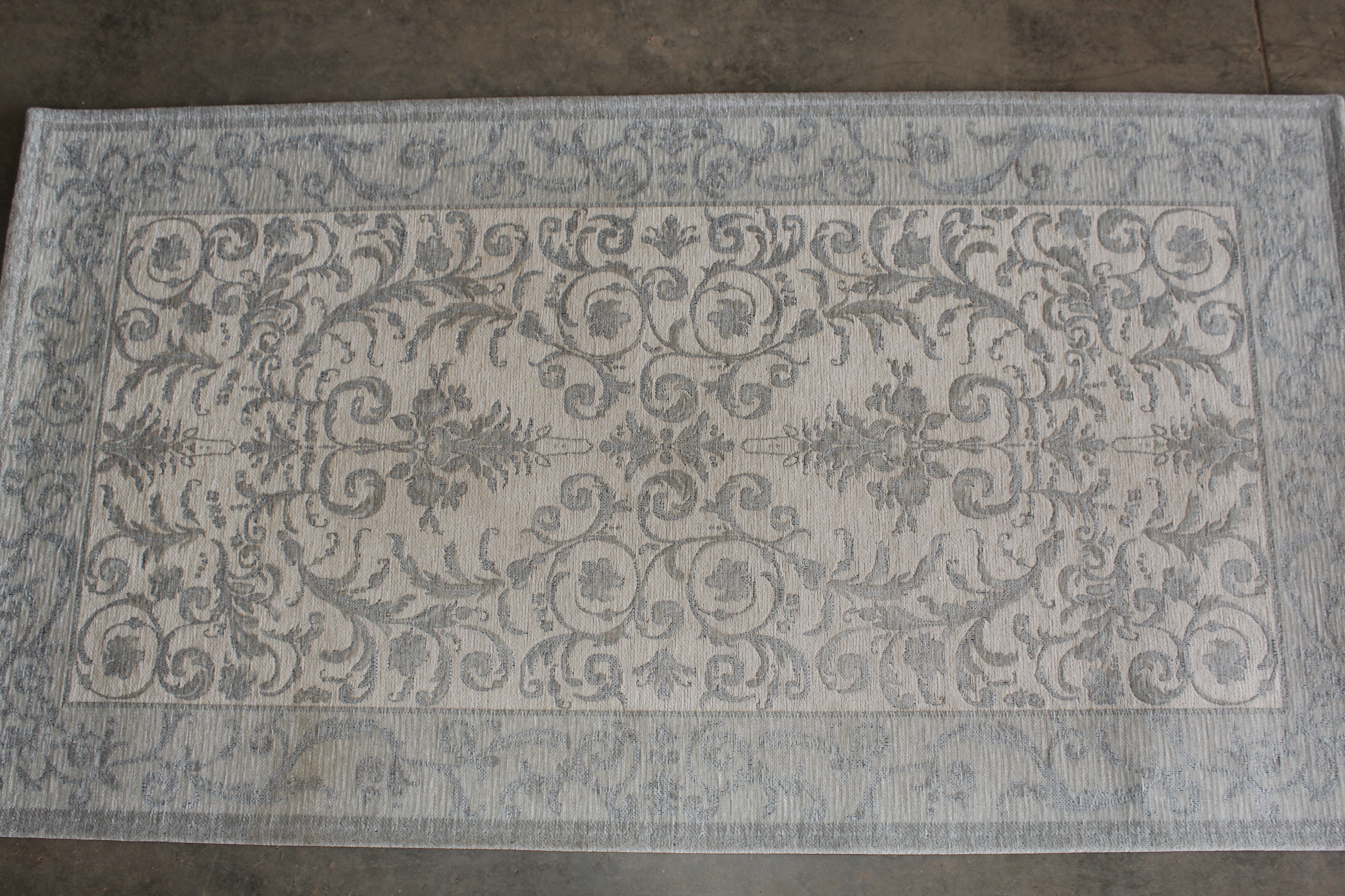 An approx. 4'10" x 2'8" pattern rug - Image 2 of 3