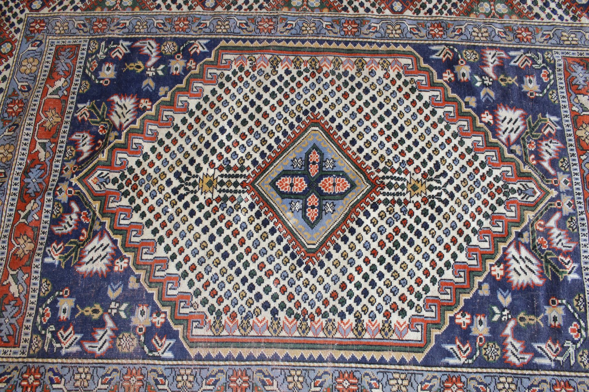 An approx. 9'5" x 6'3" patterned rug - Image 2 of 5