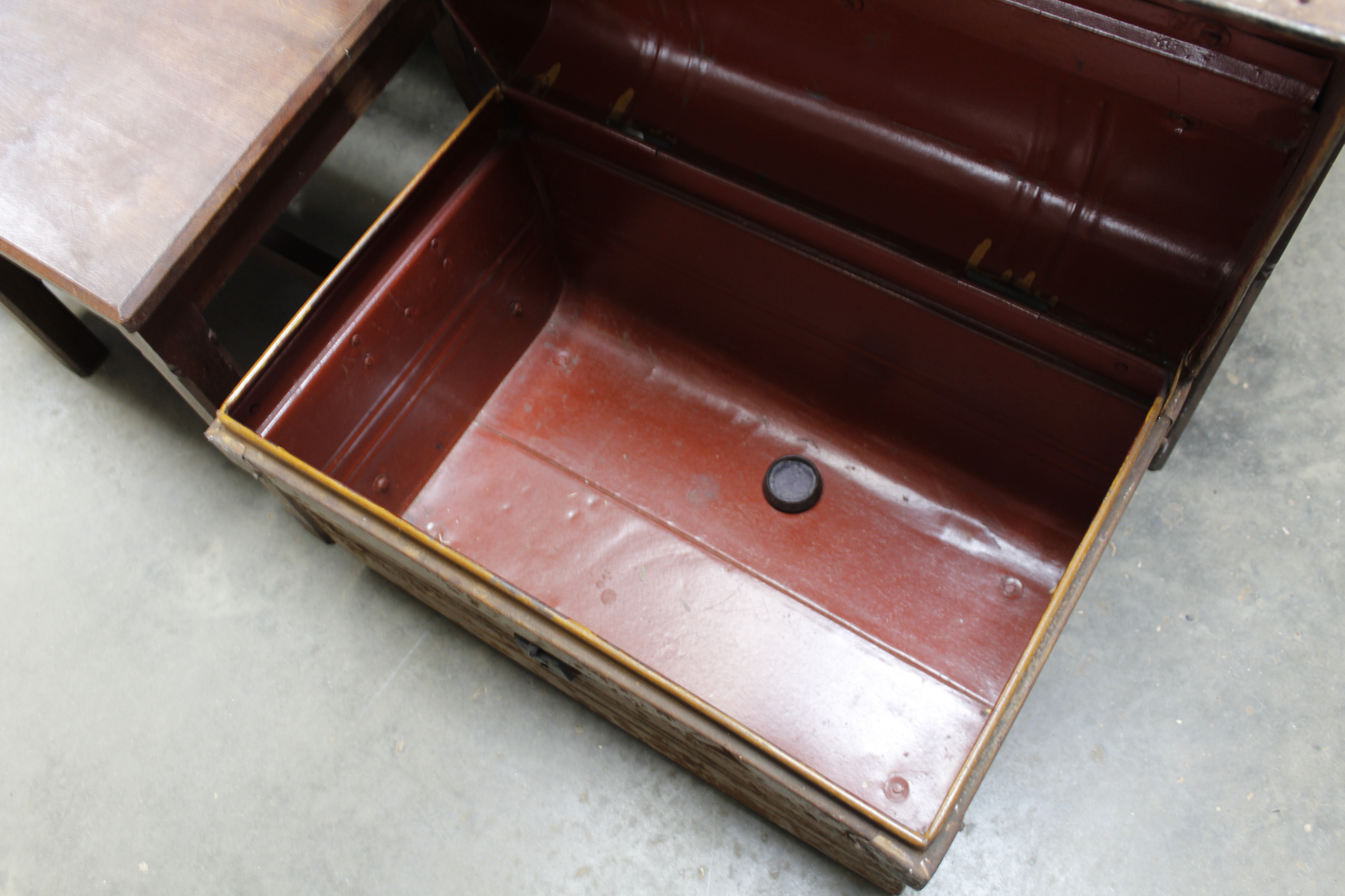 A vintage metal travelling trunk - Image 2 of 2