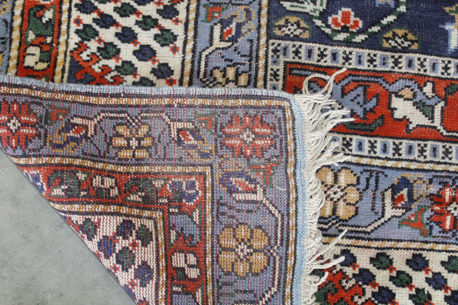 An approx. 9'5" x 6'3" patterned rug - Image 5 of 5